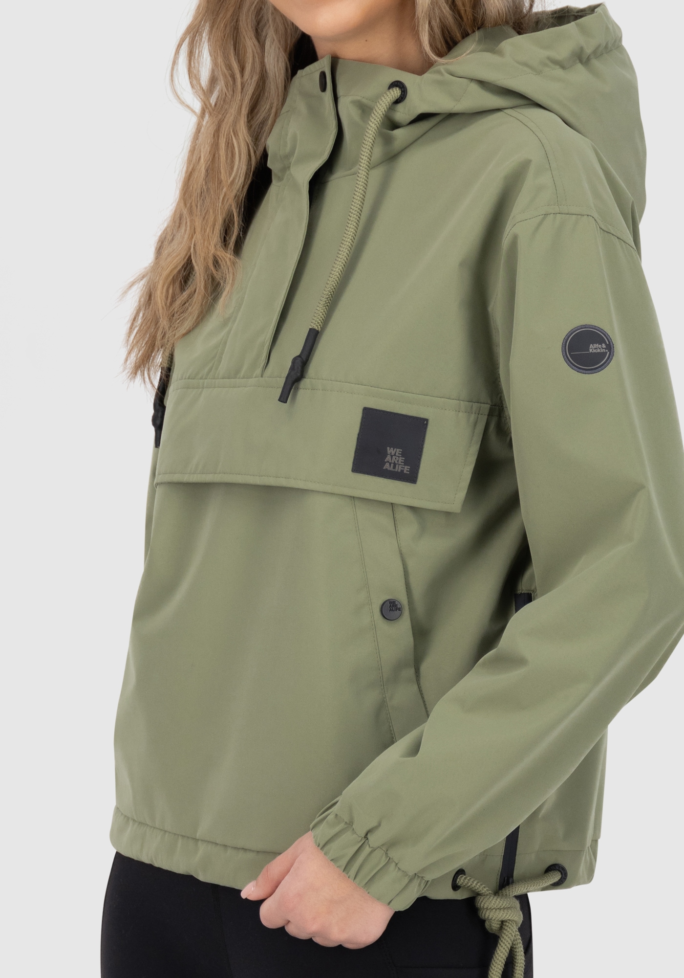 Alife & Kickin Anorak »NIVIAAKA« avec capuche anorak léger et décontracté à enfiler avec de nombreux détails pratiques