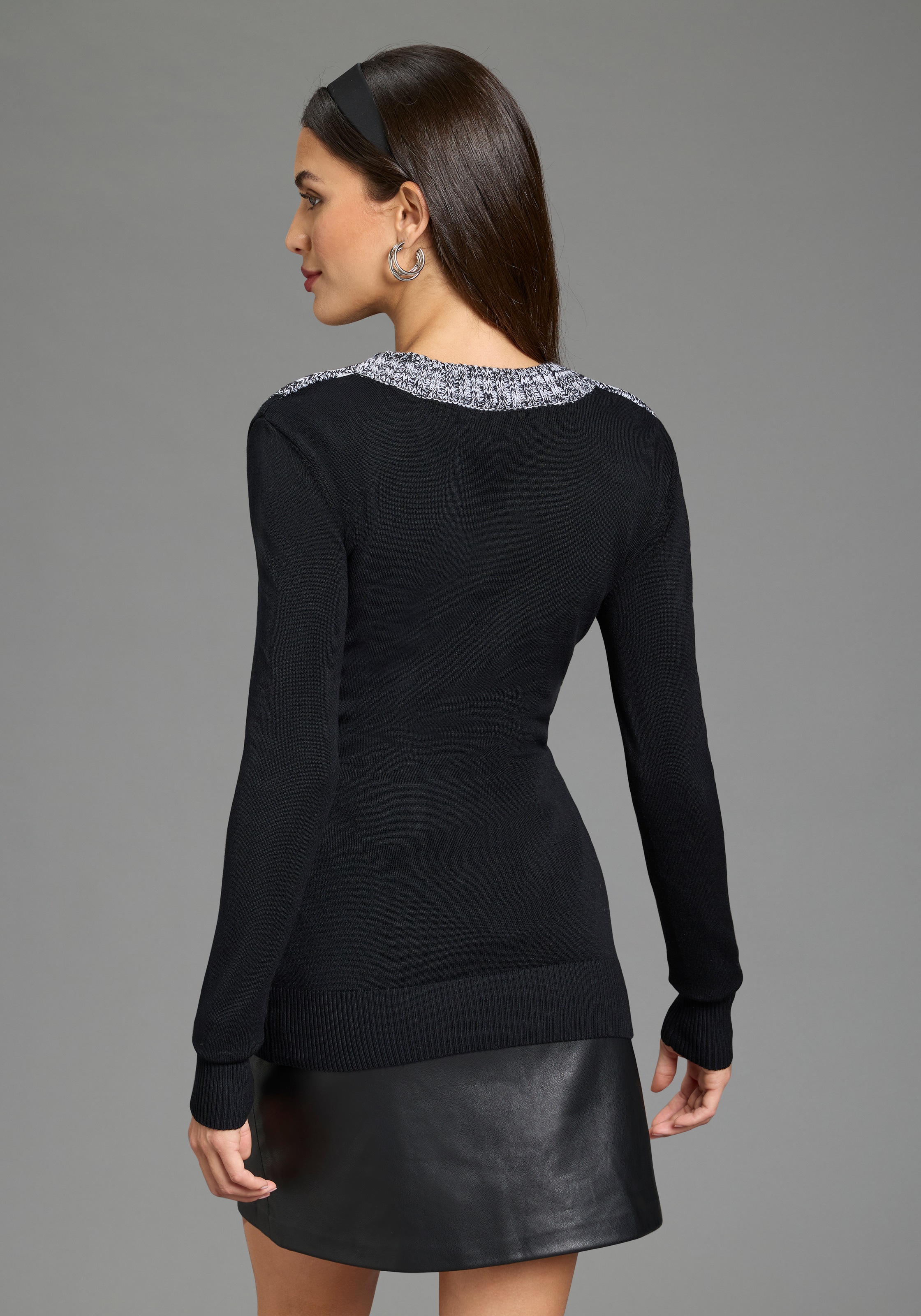 Melrose Strickpullover mit Kontrastkragen und Zierknöpfen