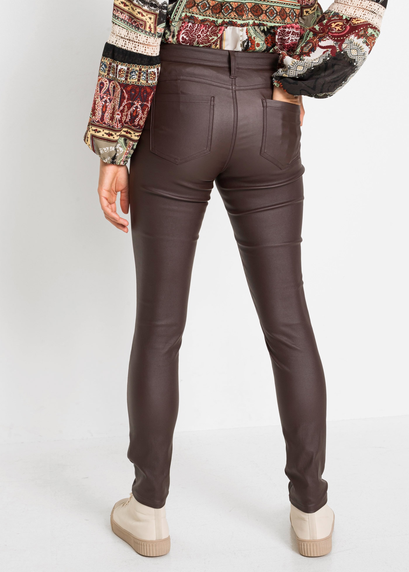 bonprix Pantalon stretch  mit Lederoptik, Slim Fit Passform, mit Push-up Effekt