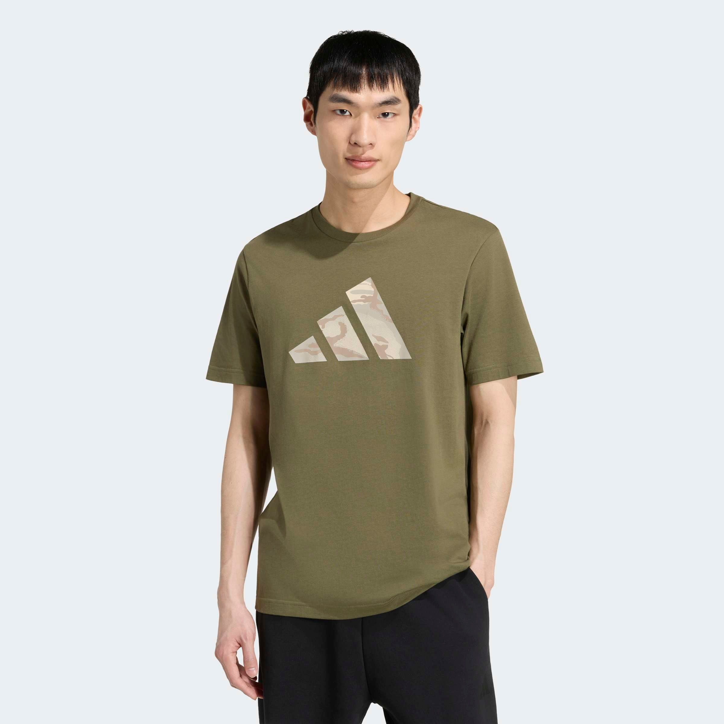 adidas Sportswear T-Shirt »CAMO 3-BALKEN GRAFIK« mit Rundhalsausschnitt, ohne Verschluss, aus Baumwolle, normale Länge