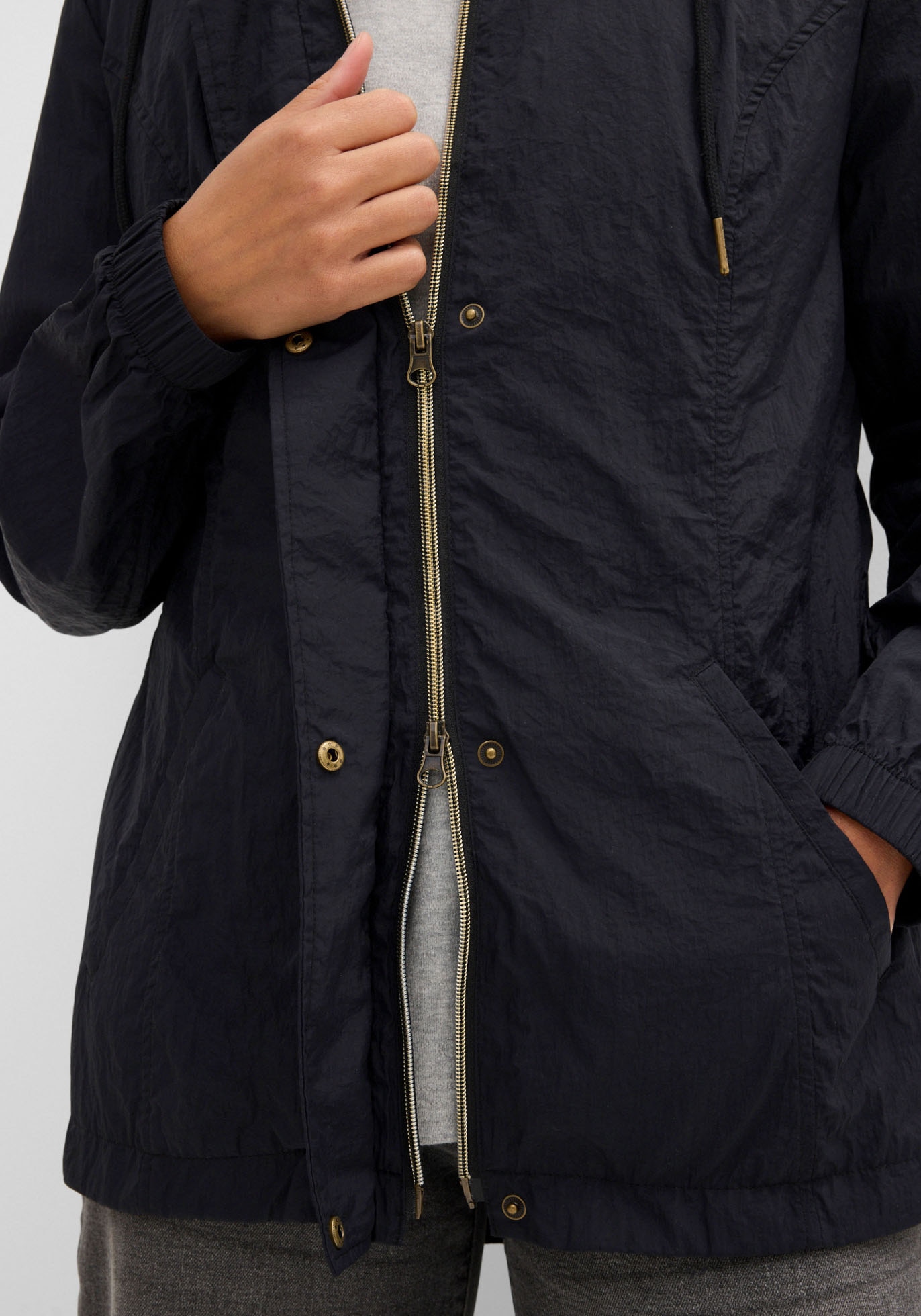 bonprix Veste tous temps mit Kapuze sportlicher Stil, leichter Parka mit Kapuze, mit seitlichen Taschen