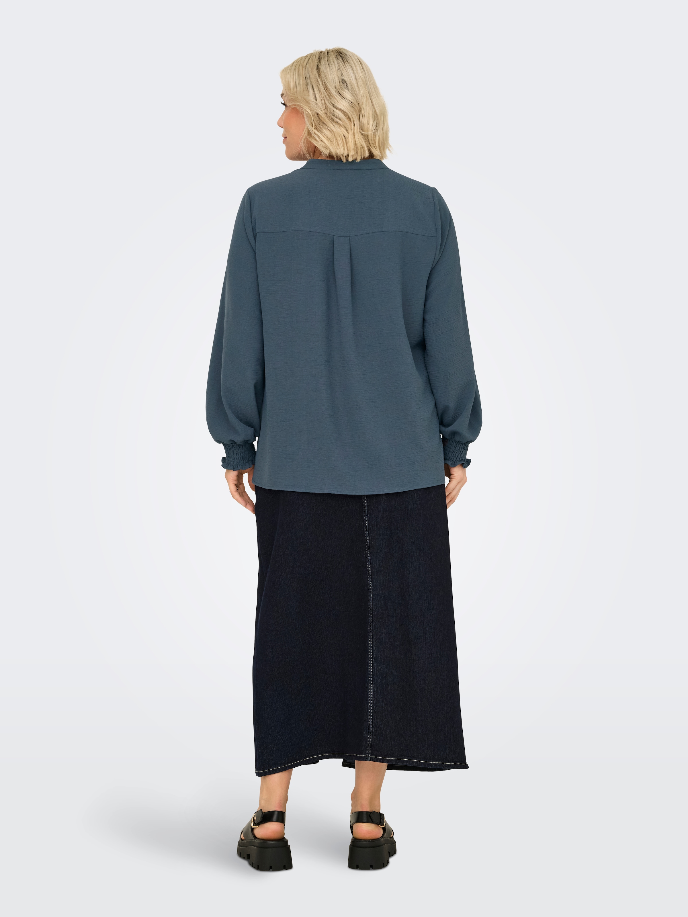 ONLY CARMAKOMA Chemisier à chemise »CARMETTA LIFE V-NECK TOP WVN NOOS« Kunstfaser, regular fit