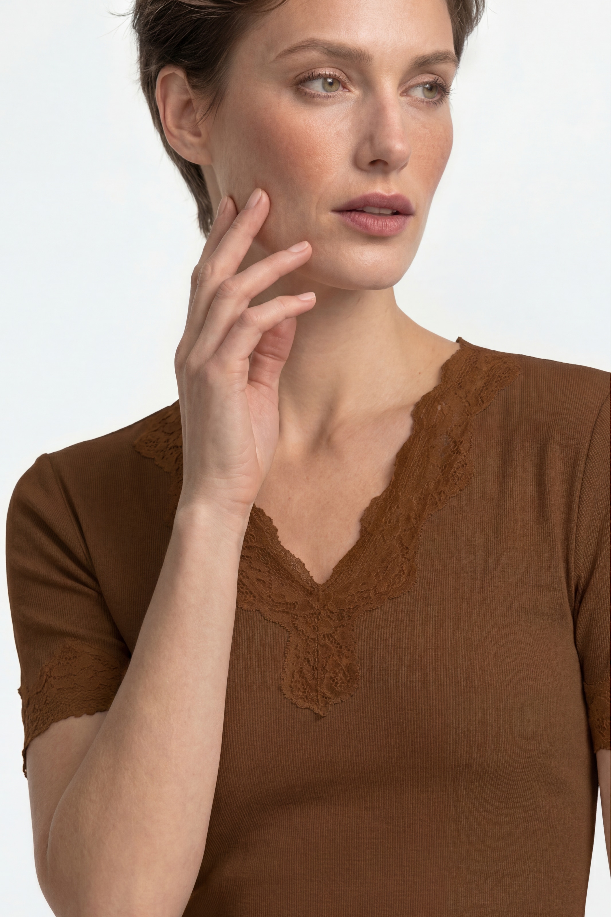 RICHROYAL V-Shirt mit Spitzenabschlüssen am Ausschnitt und Ärmel