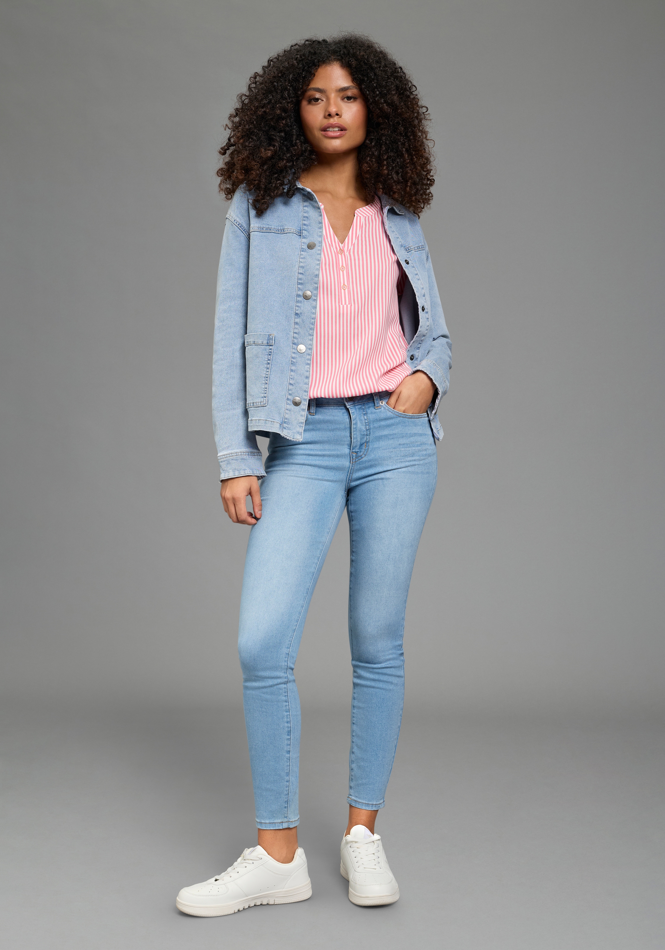 KangaROOS Schlupfbluse Langarmbluse, figurumspielende Passform, Rundhalsausschnitt