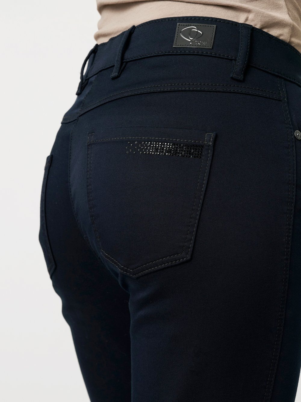 TONI Röhrenhose »TO BE LOVED«  mit kleinen Schmucksteinchen auf der Tasche