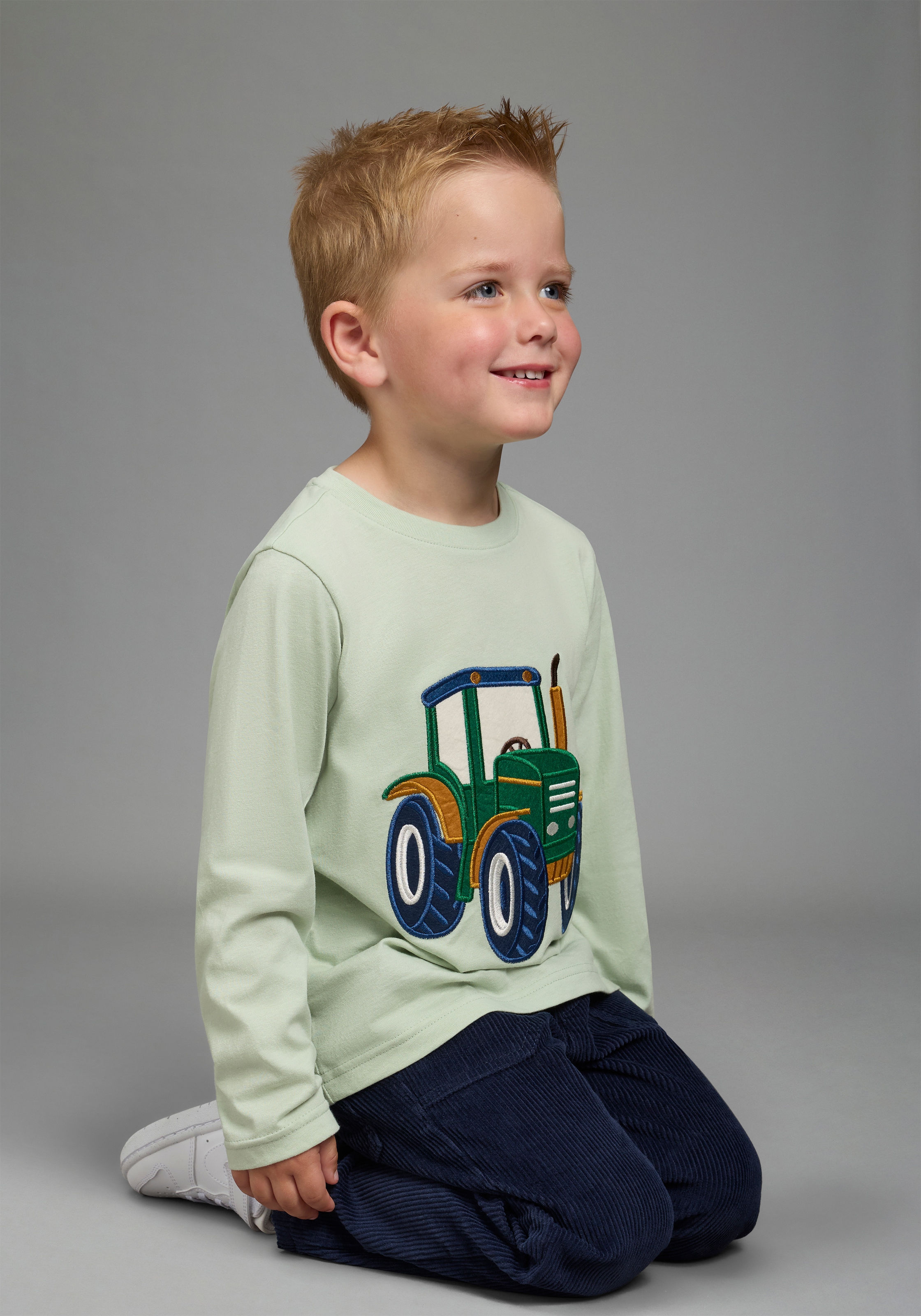 KIDSWORLD Langarmshirt »Shirt mit grosser Traktor Frottee-Applikation« hüftlange Basic-Passform, Langarm, modischer Stil