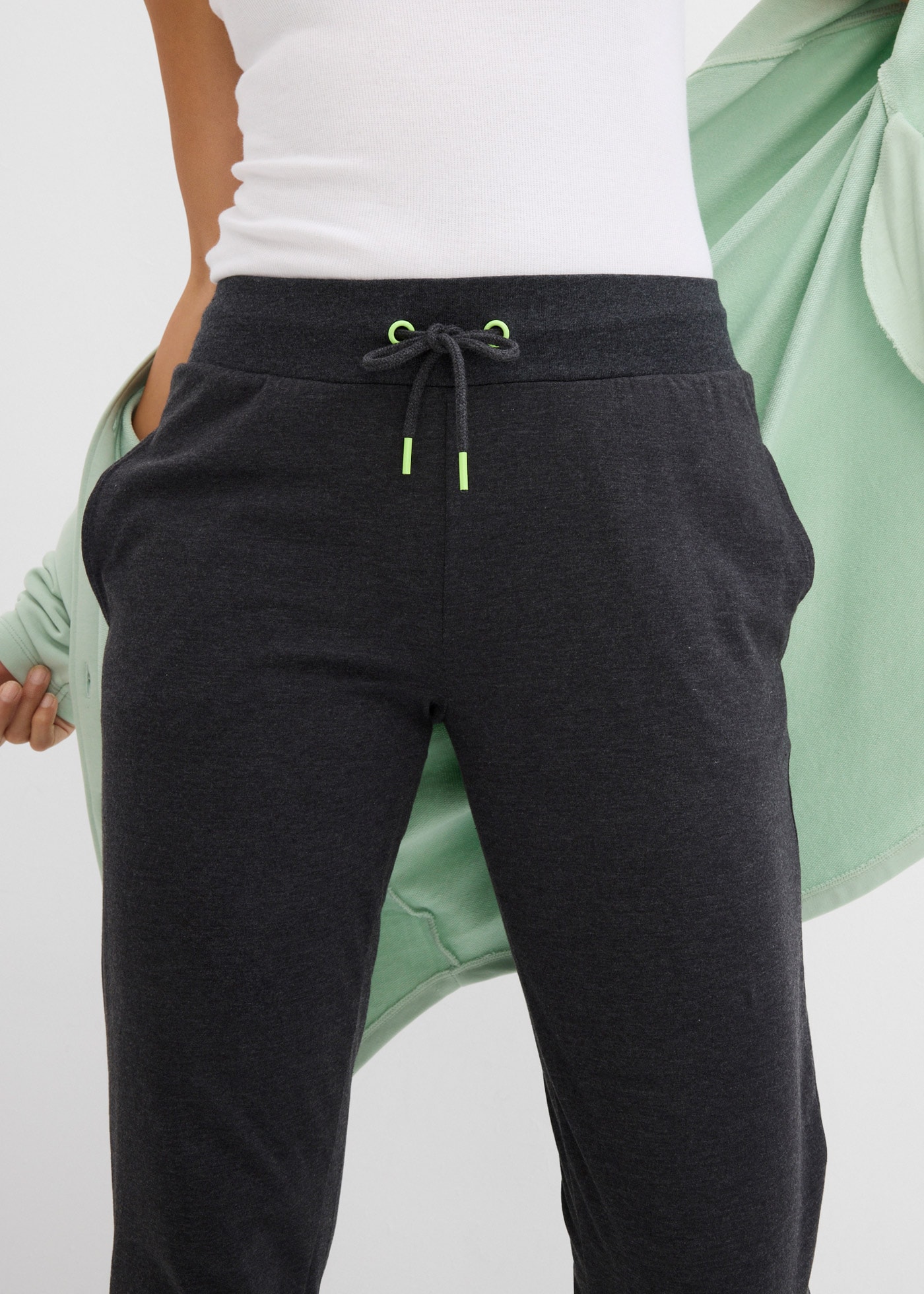 bonprix Pantalon de jogging  aus Stretch-Material, lockere Passform, für Frühjahr und Sommer