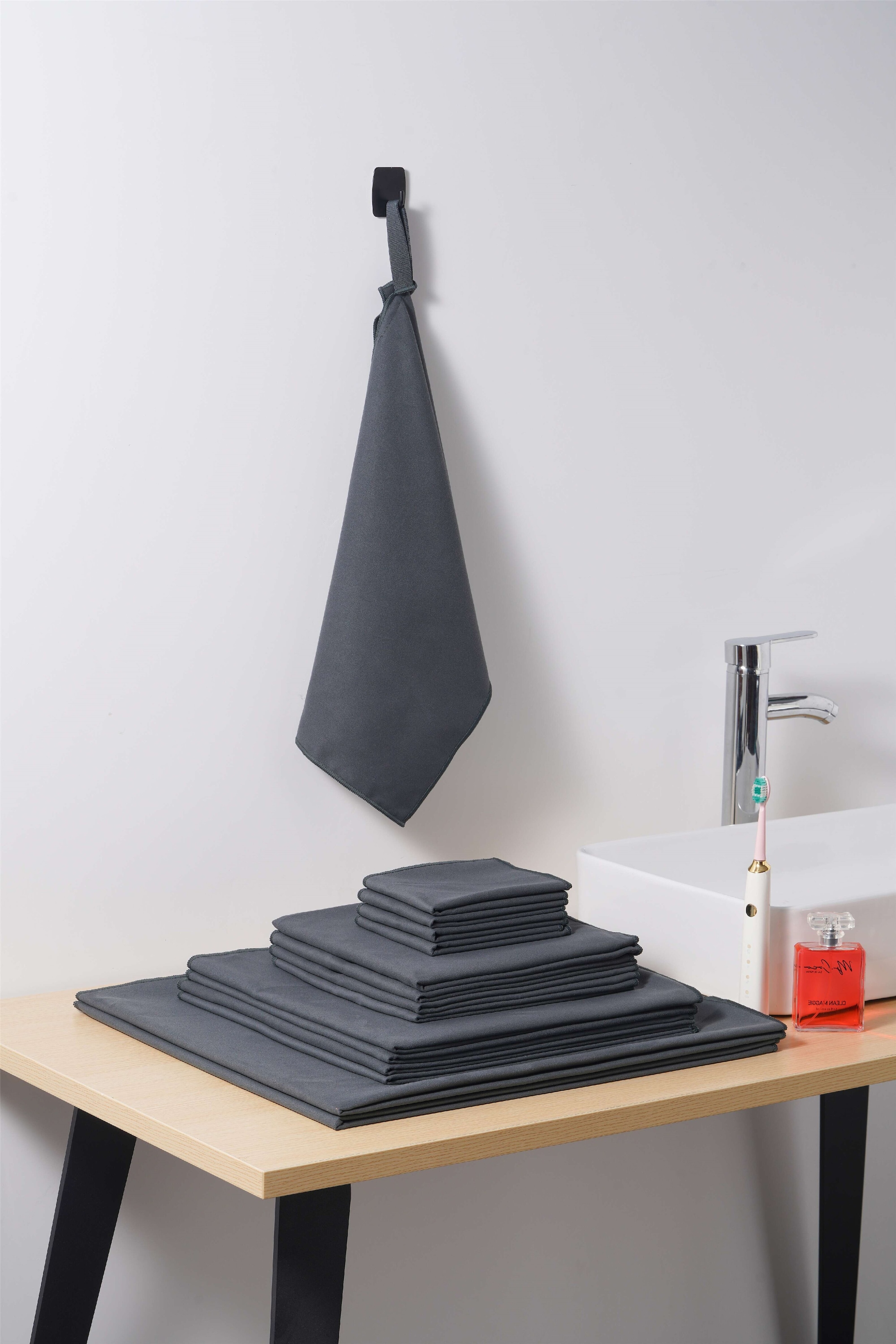 GOODproduct Handtücher »Leoa, diverse Grössen, Sporthandtuch, Reisehandtuch, Strandtuch« sehr leicht, kompakt, schnelltrocknend, Mikrofaser mit Kontrastnaht