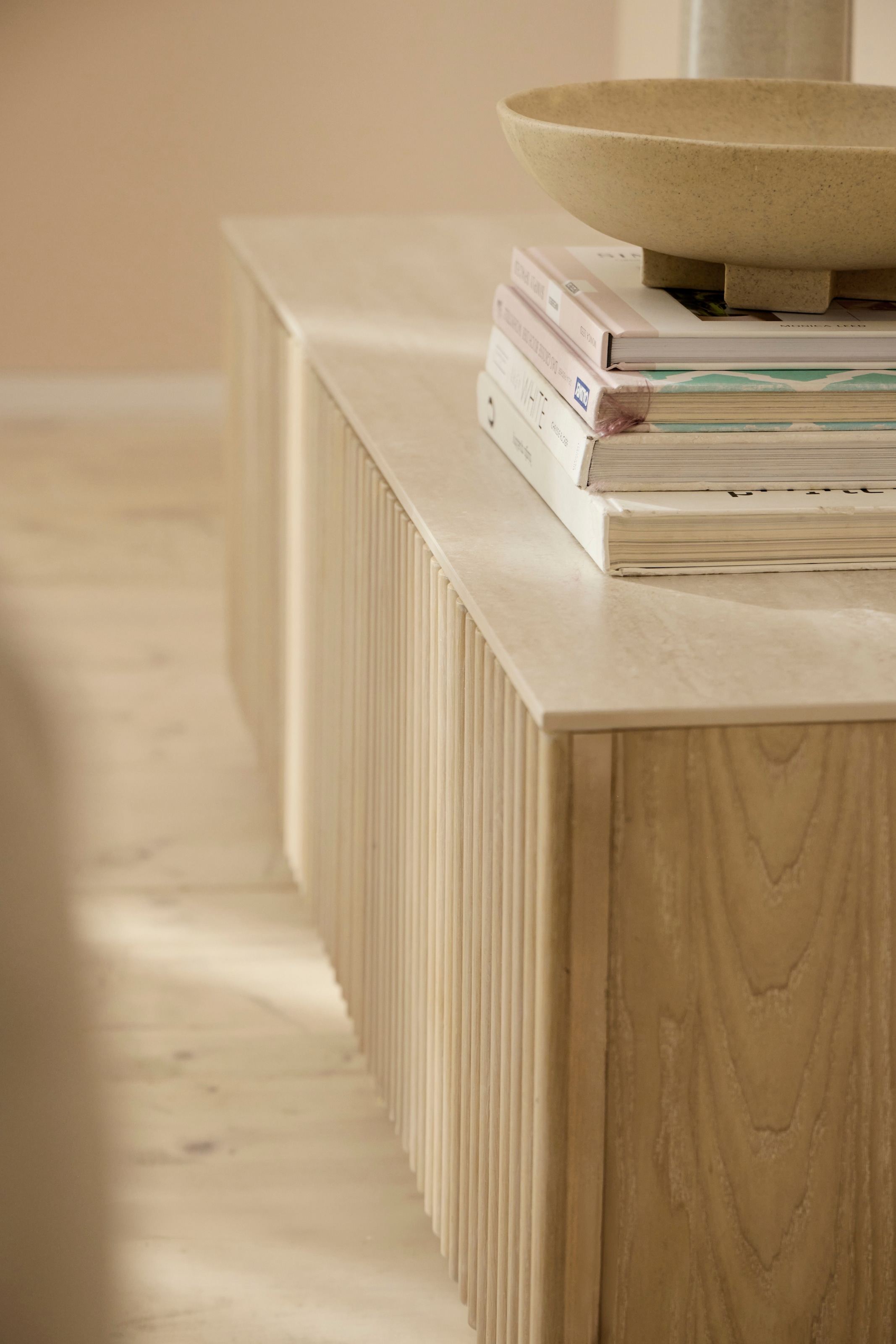 homsy by Ana Johnson Meuble TV »Solva« Holzoptik aus Esche, geriffelte Front, Keramikplatte, Breite 138 cm