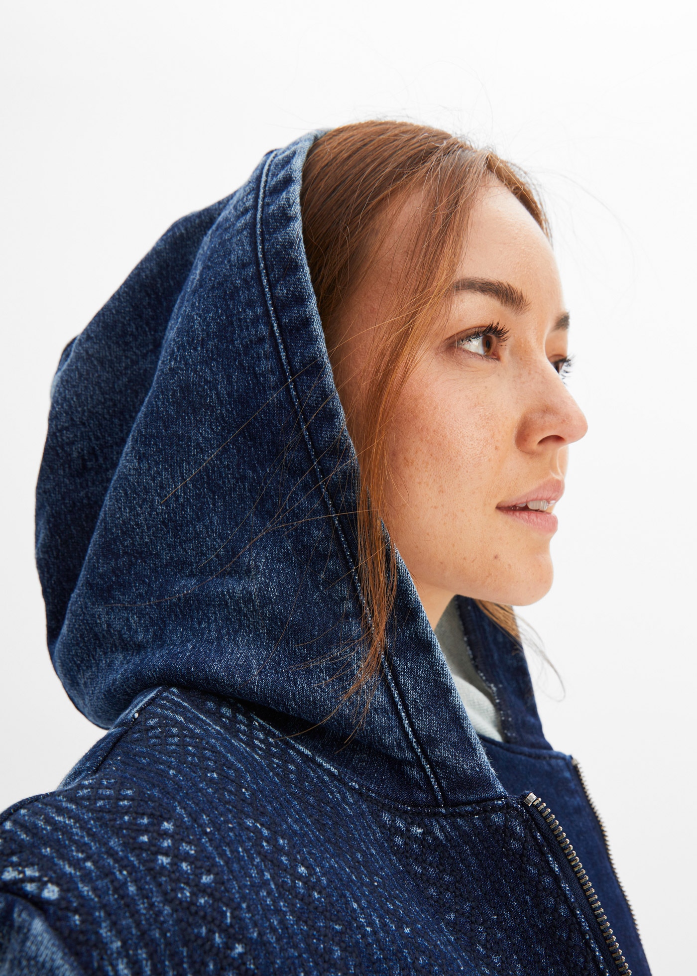 bonprix Veste en jean avec capuche manteau court en forme parka évasée, avec capuche