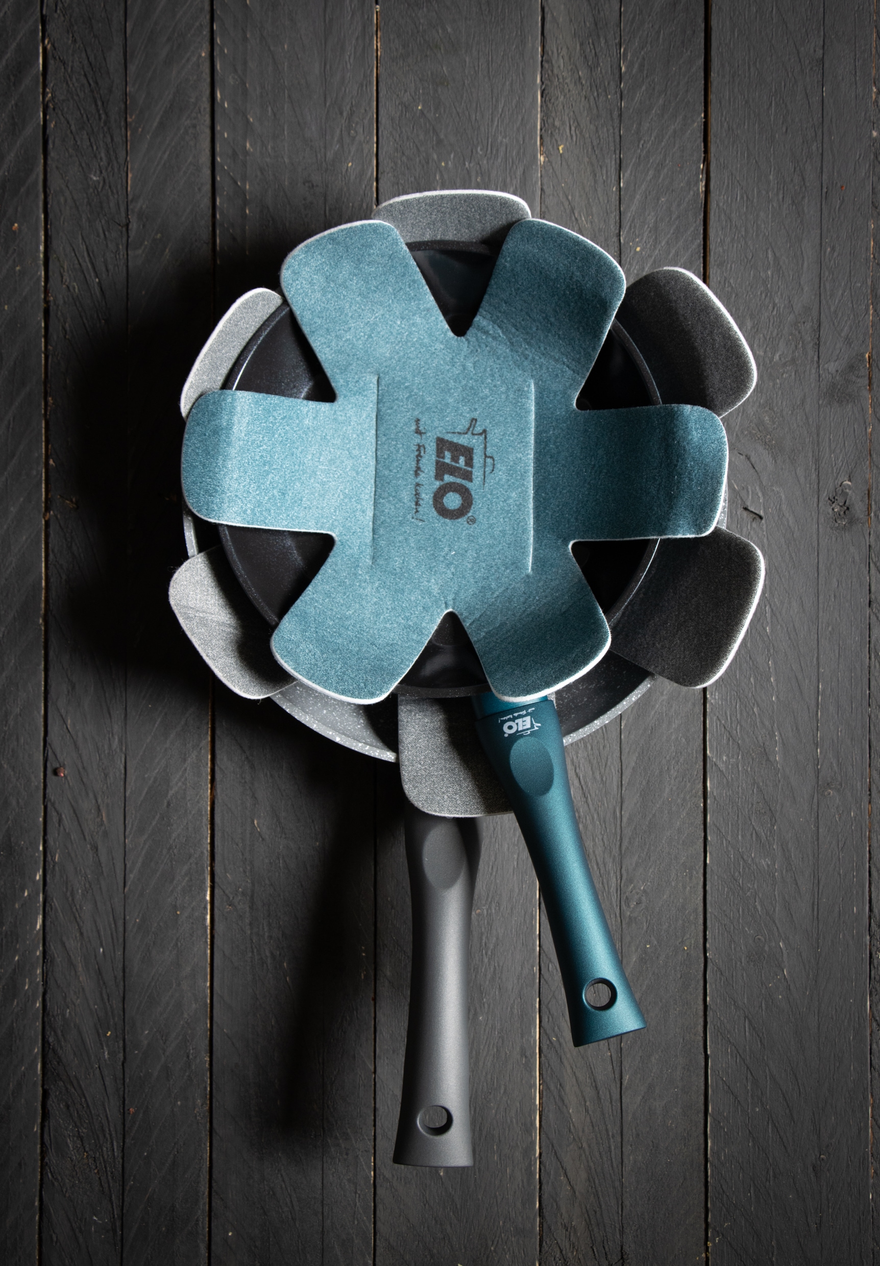 Elo Basic Poêle à frire »Colorio mit farbigem Protektor« Aluminium 1 tlg. türkis mit passendem Pfannenschoner