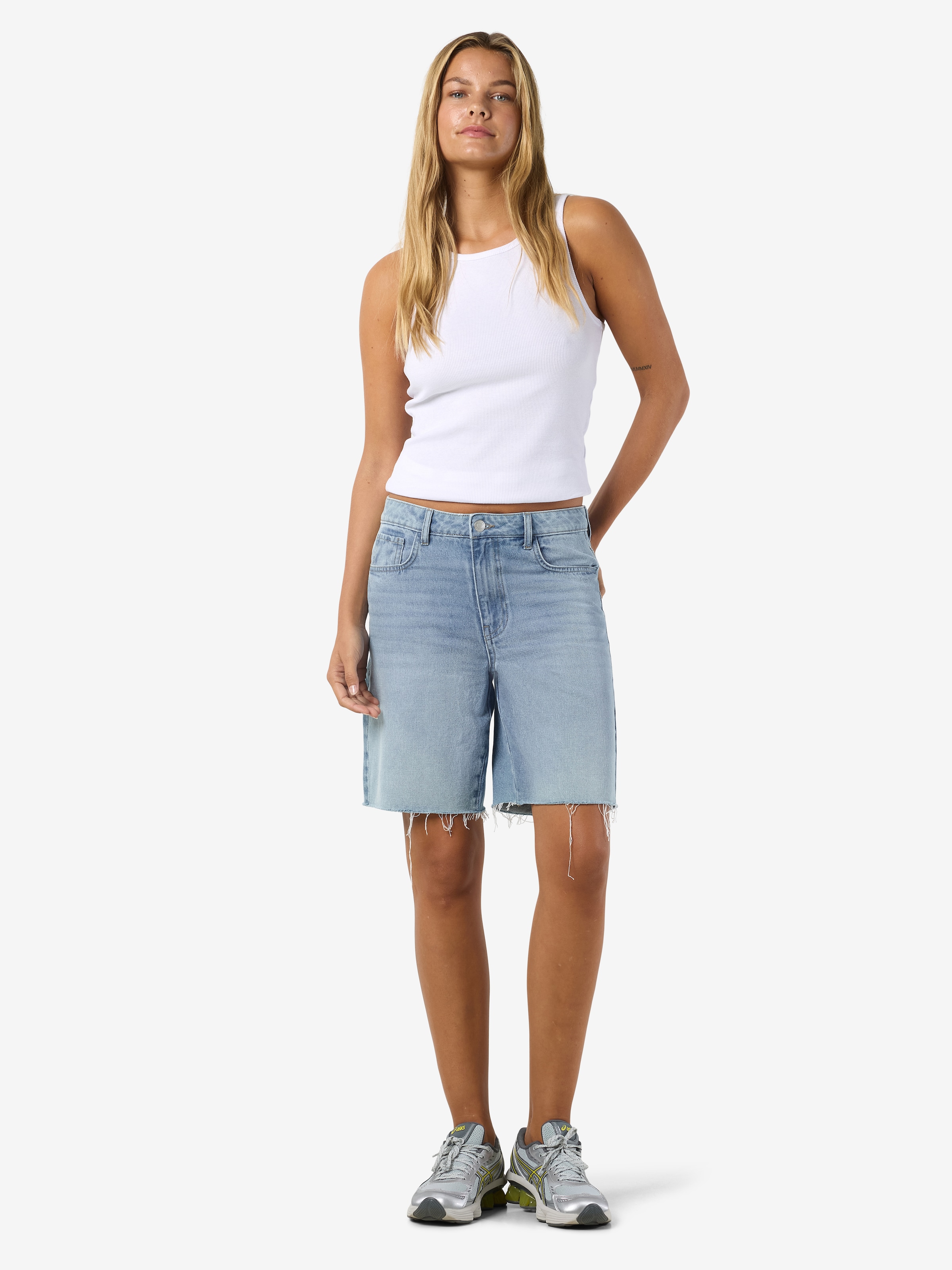 Noisy may Jeansshorts »NMHOLLA NW LOOSE SHORT AZ425LB NOOS«, modisch offene Säume
