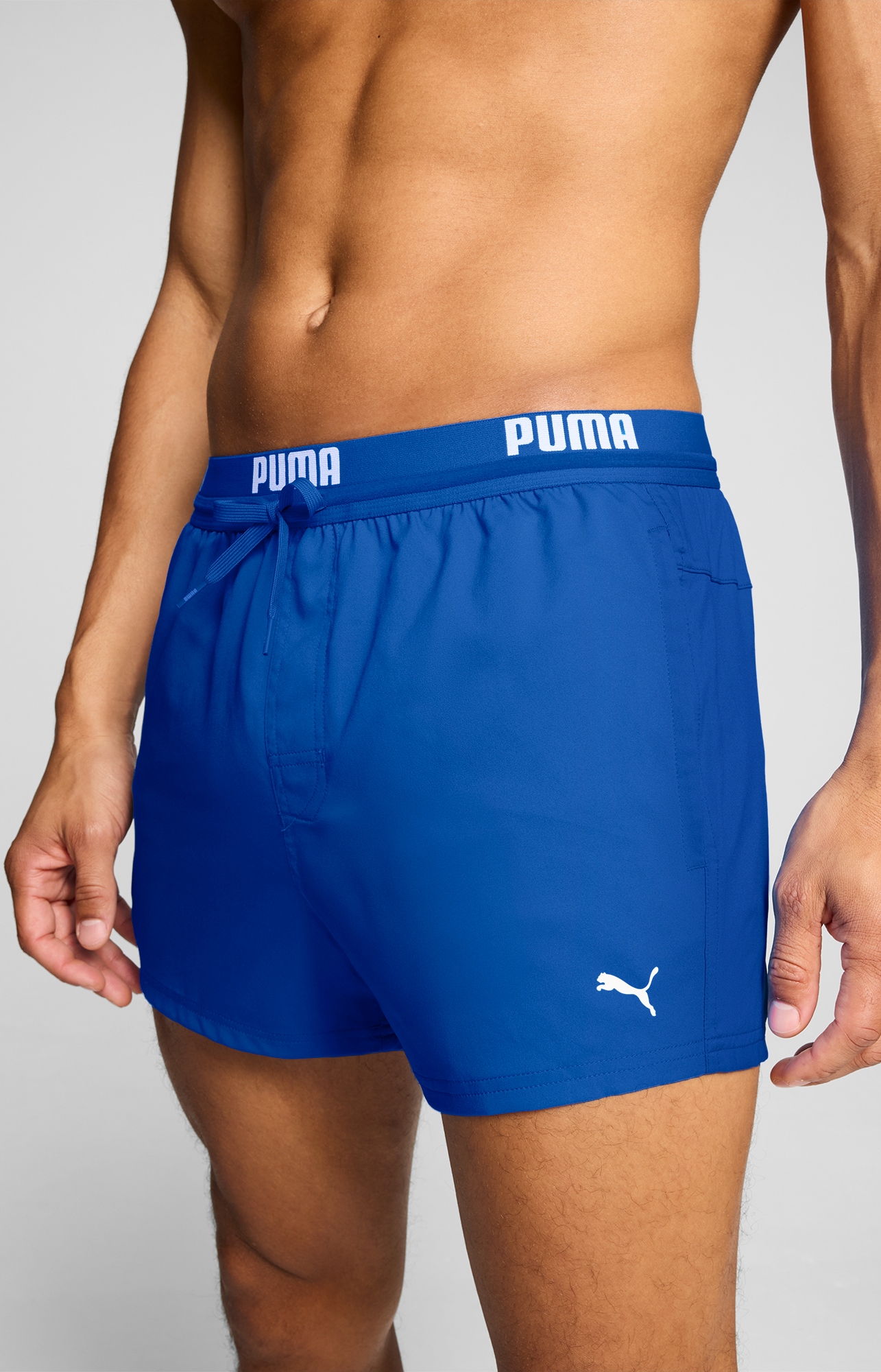 PUMA Short de bain »PUMA SWIM MEN LOGO SHORT SHORTS 1P« Poches latérales, poche arrière zippée, cordon de serrage
