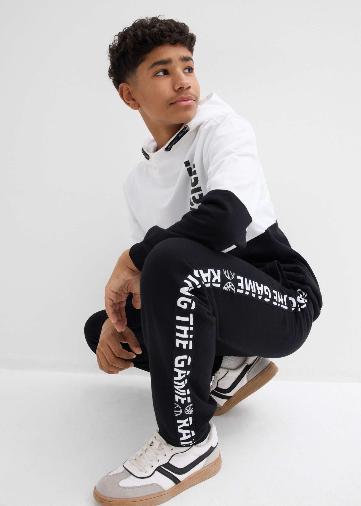 bonprix Pantalon sweat  pour garçons, avec inscription sur les côtés, coupe régulière, en coton