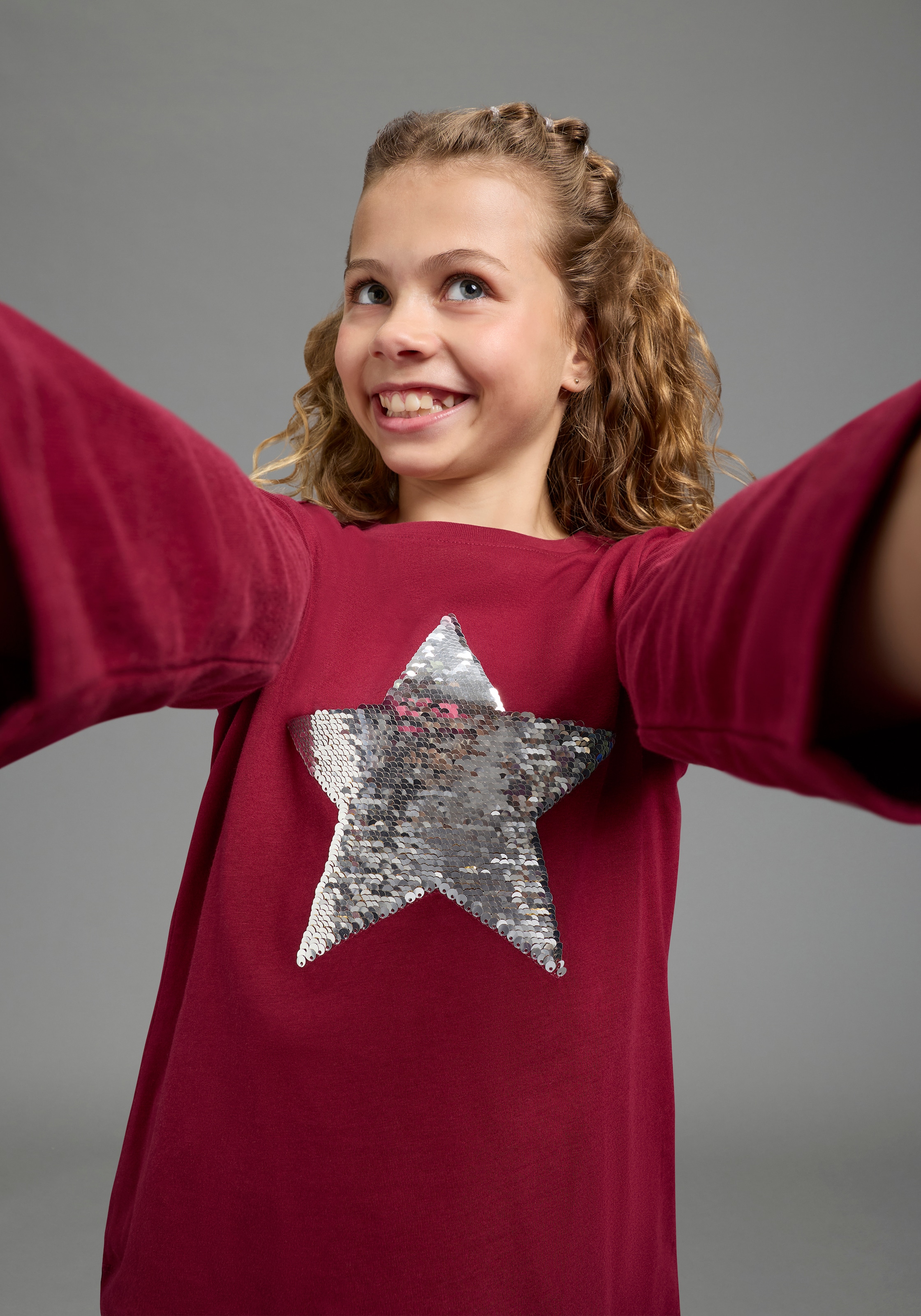 KIDSWORLD Langarmshirt »mit STERN Applikation« Langarm,  taillierter Schnitt,  mit glitzernden Pailletten