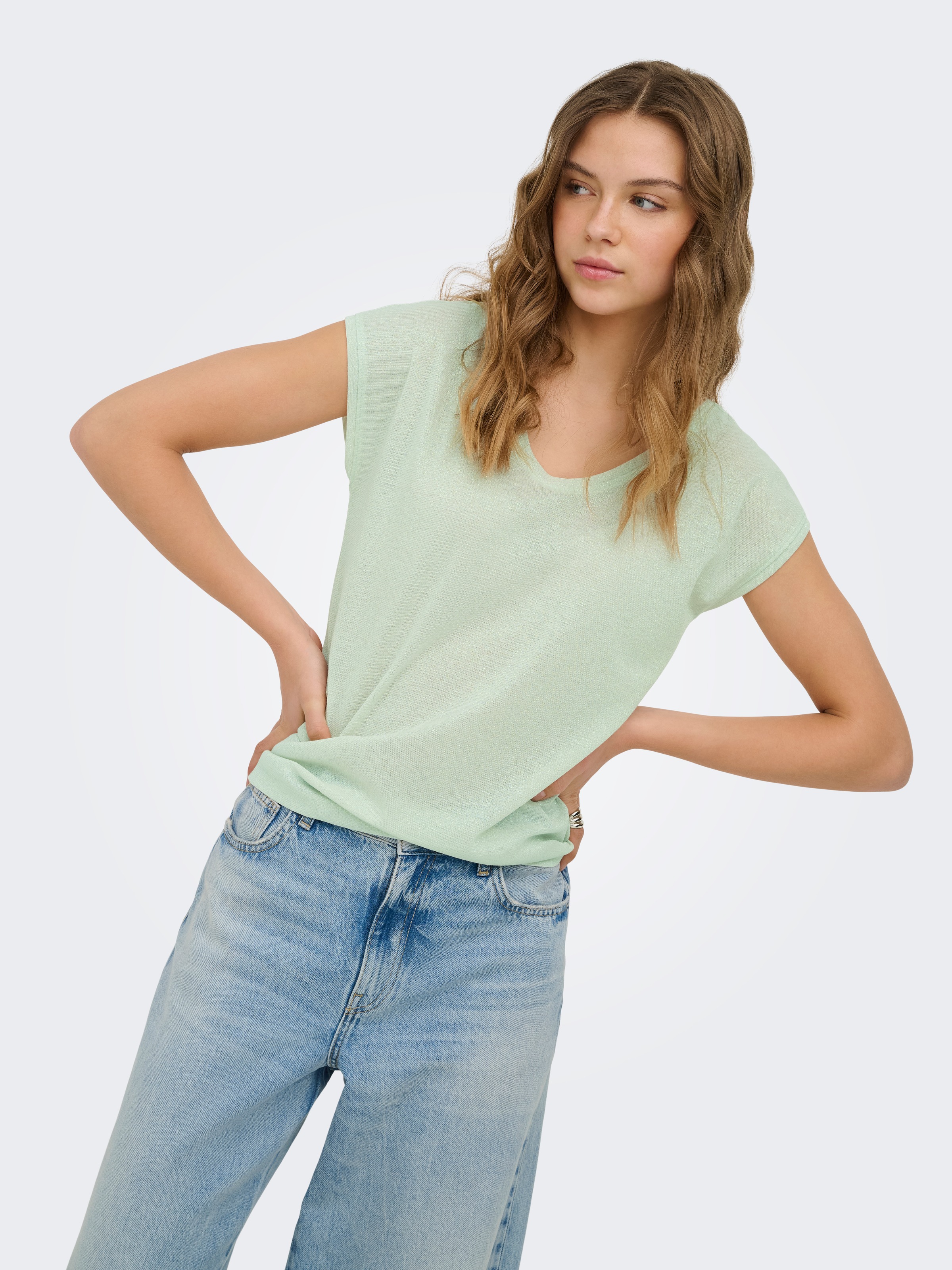 ONLY T-shirt à manches courtes »ONLSILVERY S/S V NECK LUREX TOP JRS NOOS« Mélange de matières avec paillettes, coupe ample, col rond