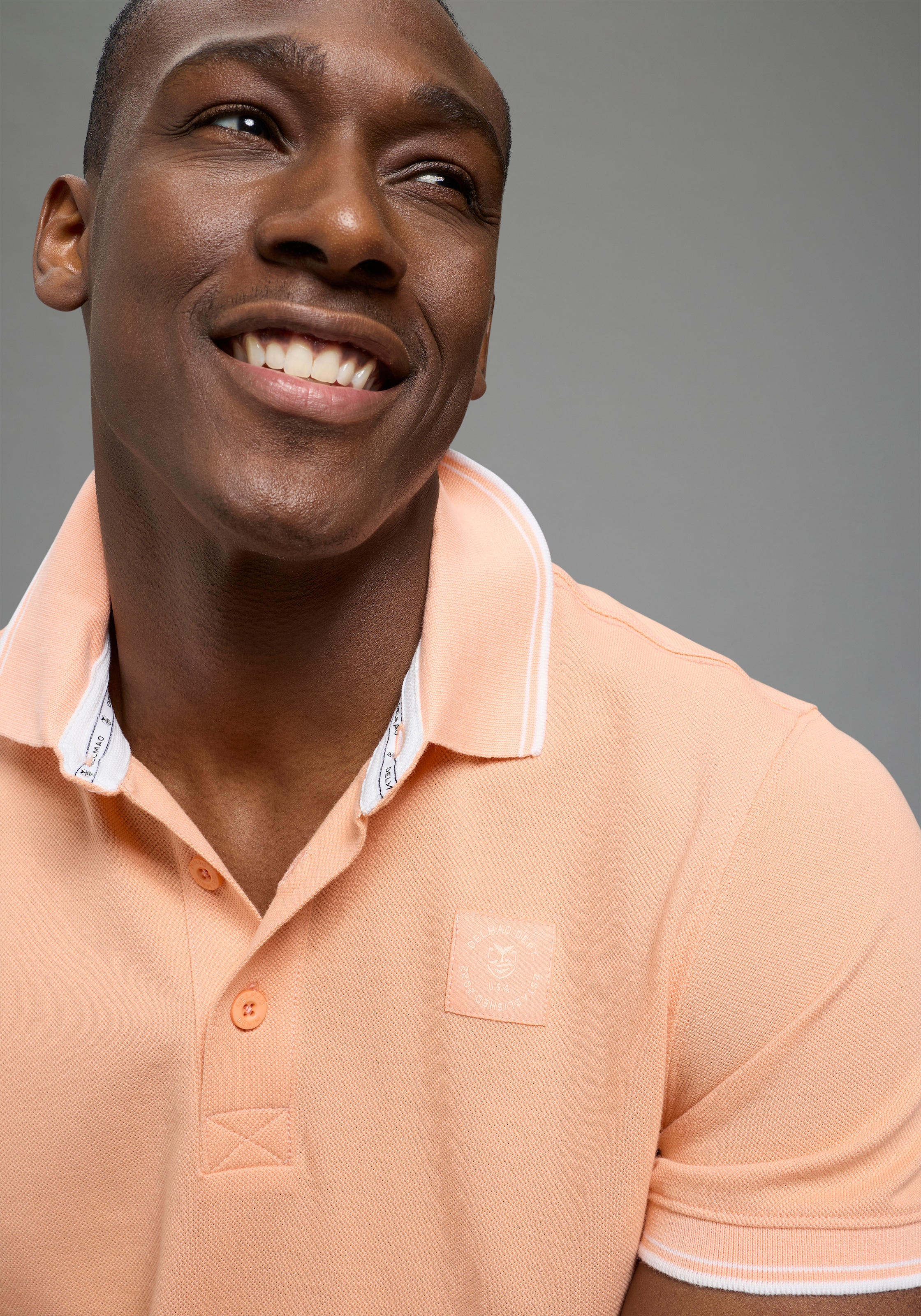 DELMAO Poloshirt »in vielen Sommer Farben! Preis-Leistungs Bestseller!« Trendige lockere Passform, immer perfekt gestylt! Sportlicher Look