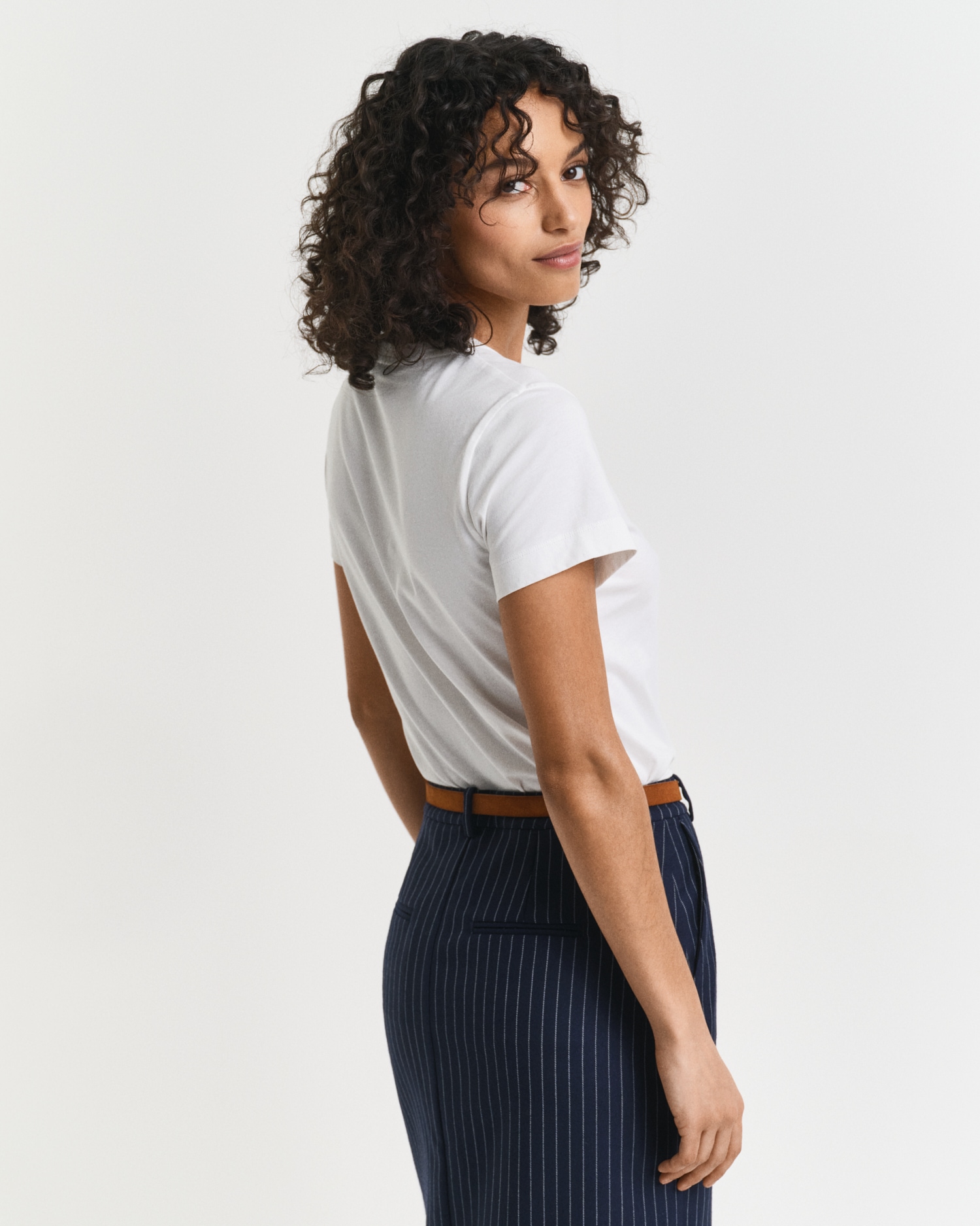 Gant T-Shirt »REG SHIELD KA T-SHIRT« mit einer kleinen aufgestickten Wappen-Grafik auf der Brust