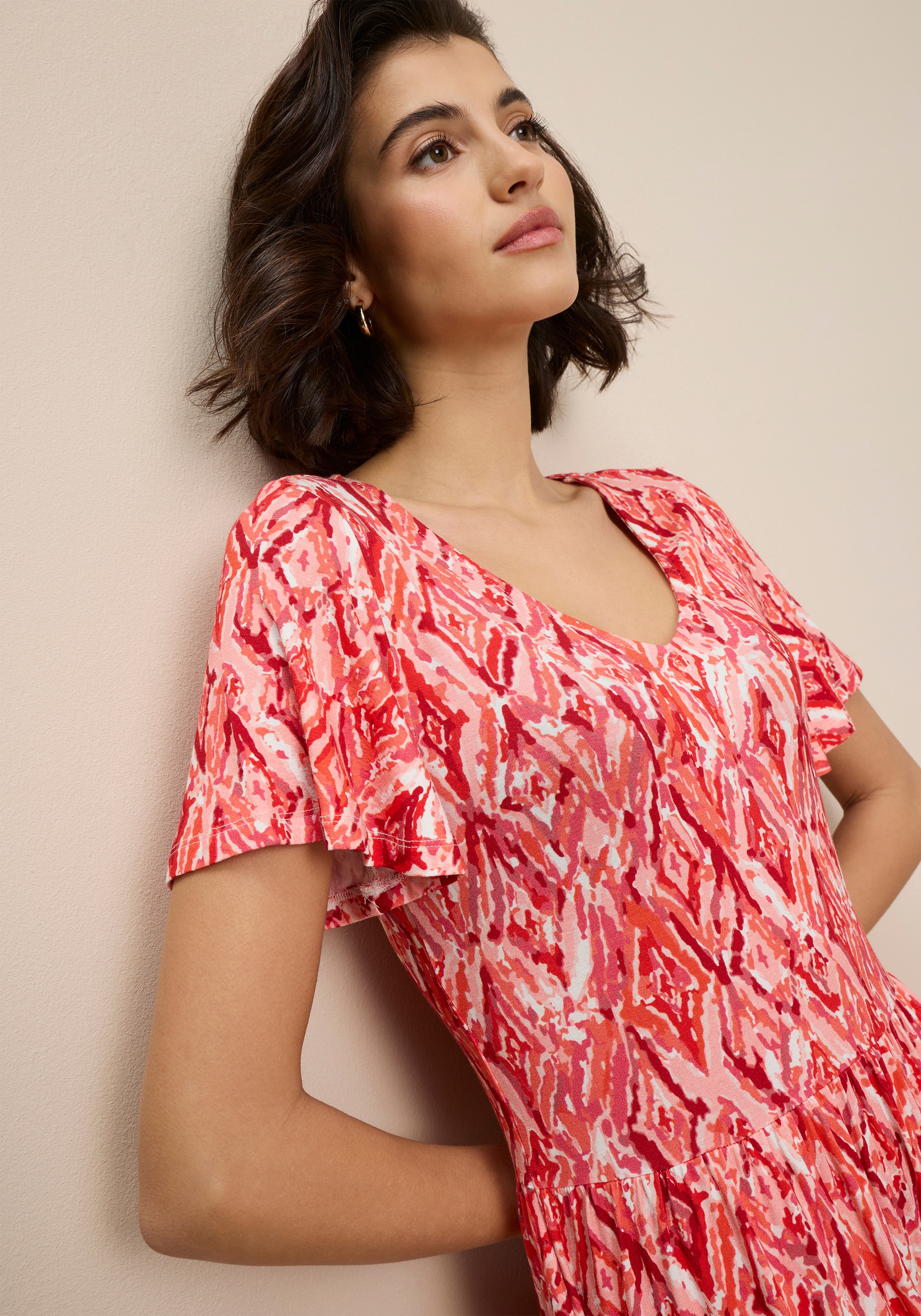 Tamaris Jerseykleid »mit figurumspielender Silhouette, leichtem Tragegefühl« mit femininen, verspielten Design, aus elastischer Viskosemischung