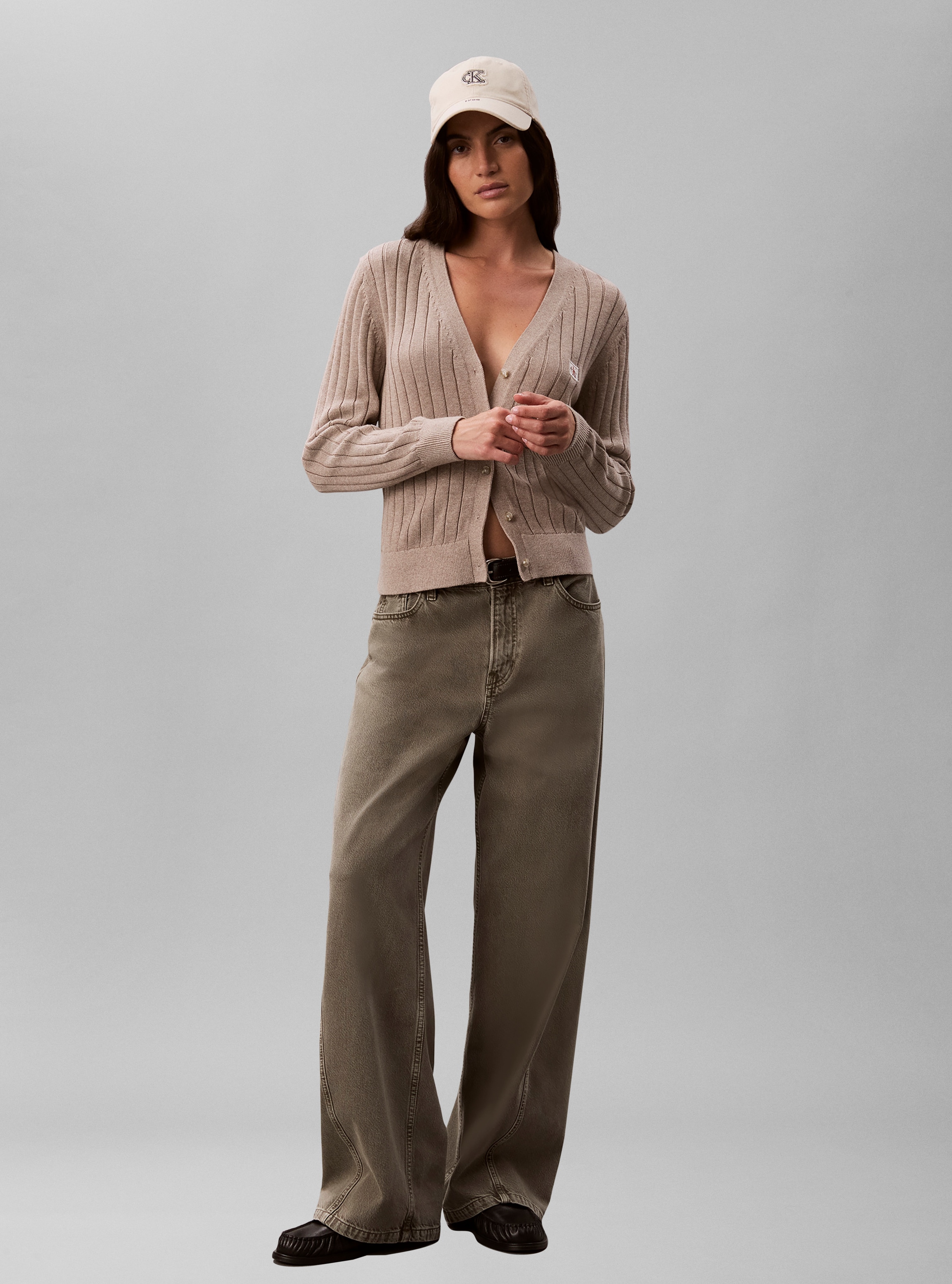 Calvin Klein Jeans Pull col V »WOVEN LABEL CARDIGAN« coupe régulière avec col en V