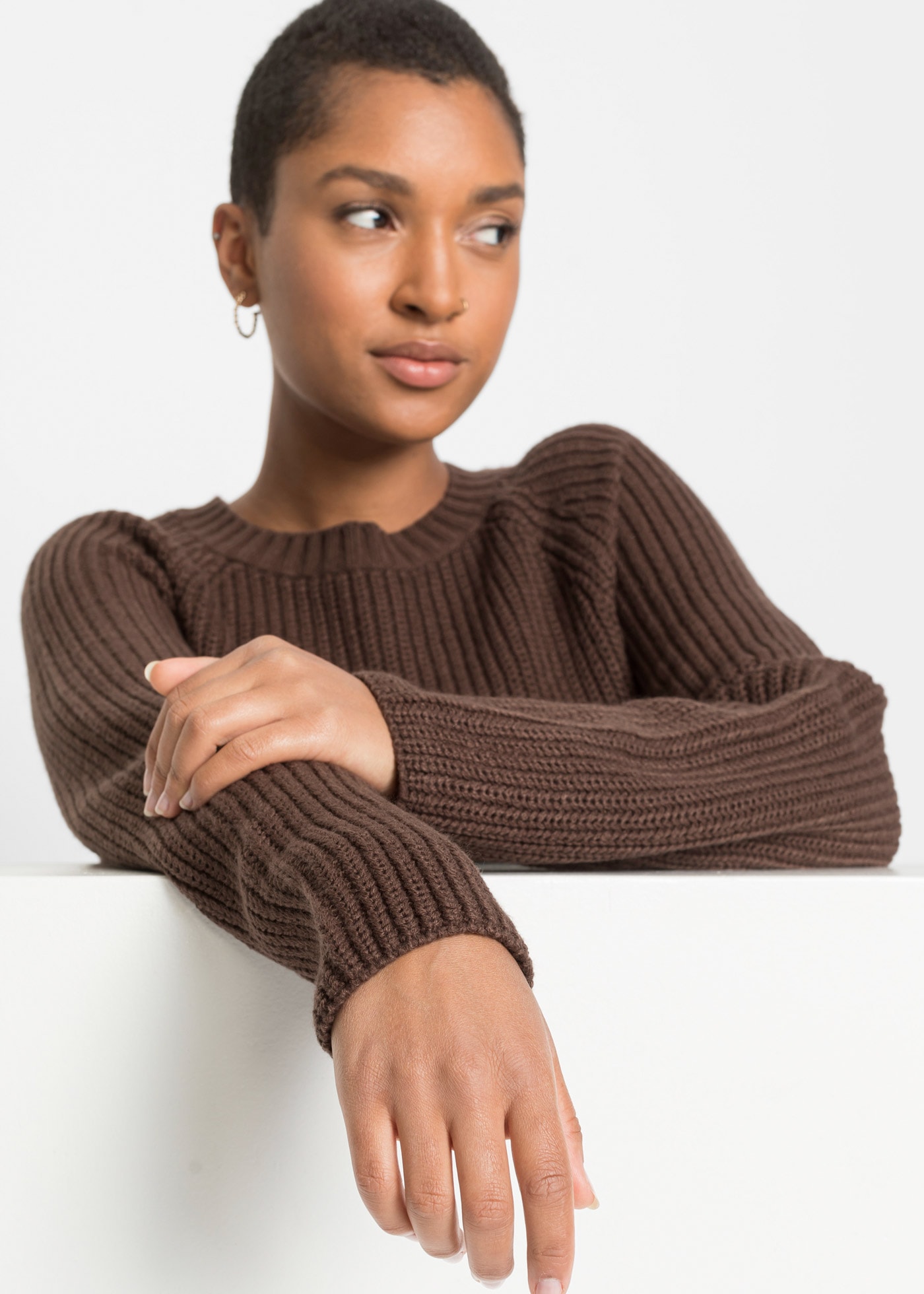 bonprix Robe en tricot aus Polyacryl, lockere Passform, knielang, mit Rundhalsausschnitt