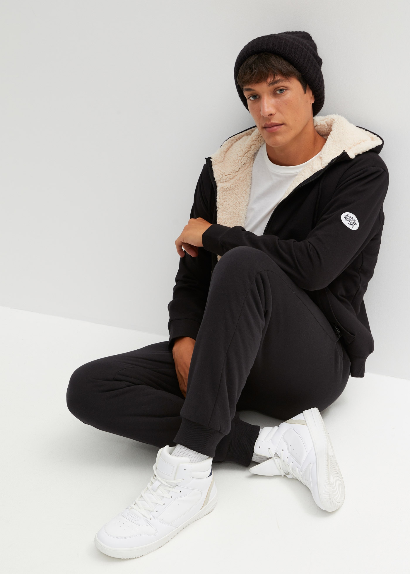 bonprix Sweat à capuche »Thermo-Sweatjacke mit Kuschel-Fleece-Futter« mit Kapuze, mit Kuschel-Fleece-Futter, aus Baumwolle und Polyester