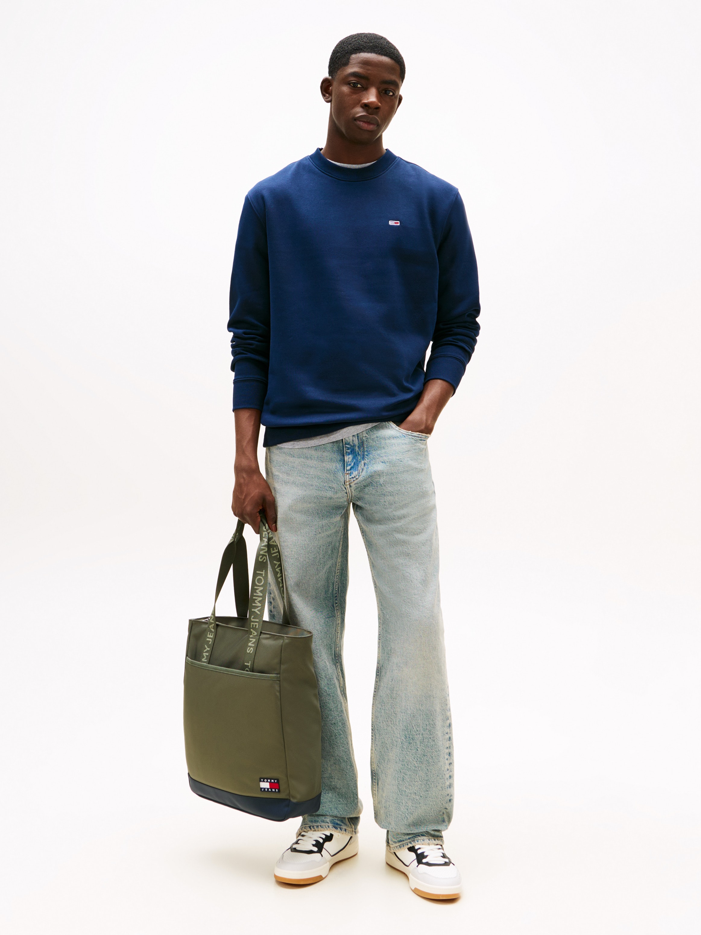 Tommy Jeans Sweatshirt »TJM REGULAR FLAG CREW NECK«, Mit besticktem Markenlogo auf Brusthöhe
