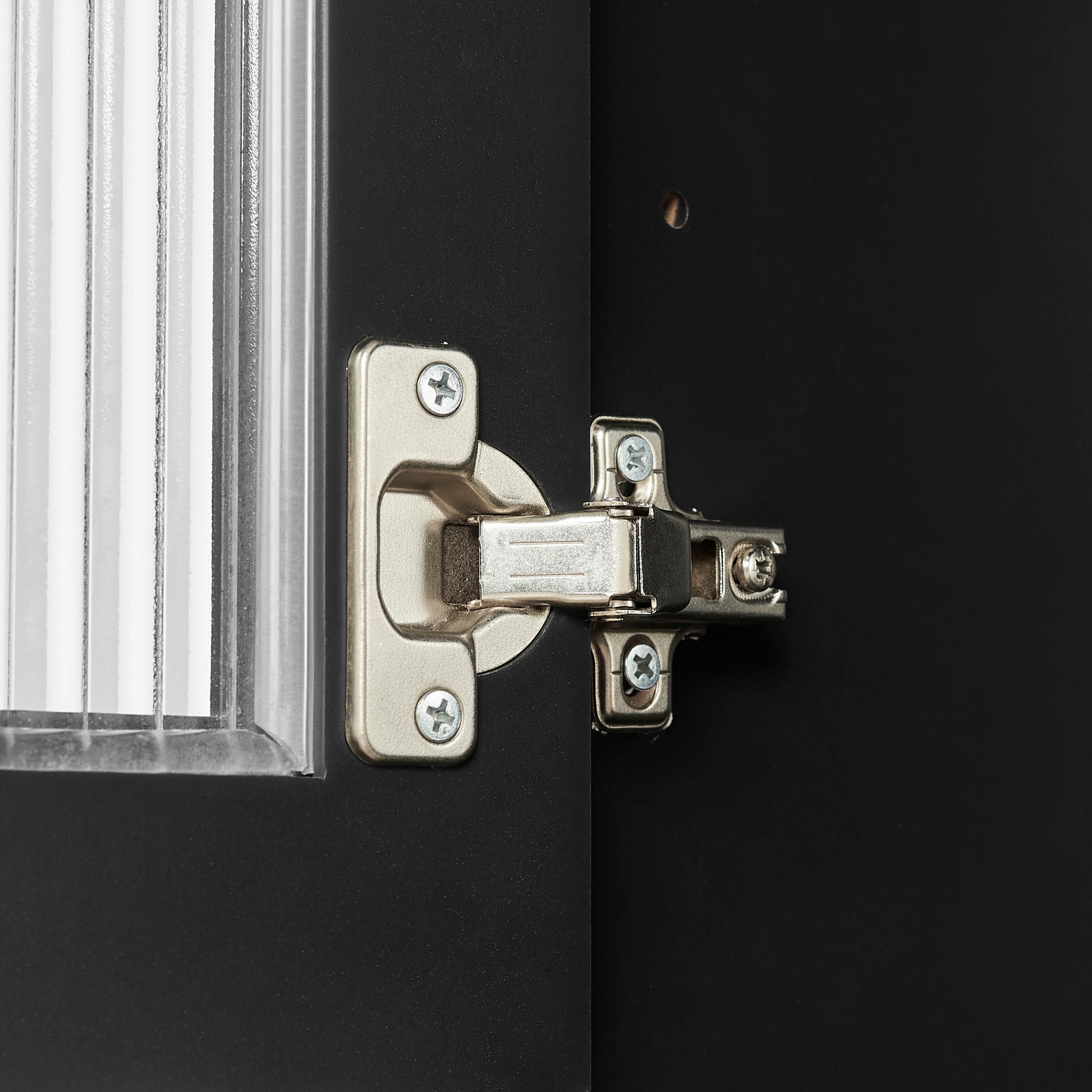 Leonique Sideboard »Lavisha« FSC-zertifiziertes Holz kombiniert Melamin, verchromten Metallgriffen