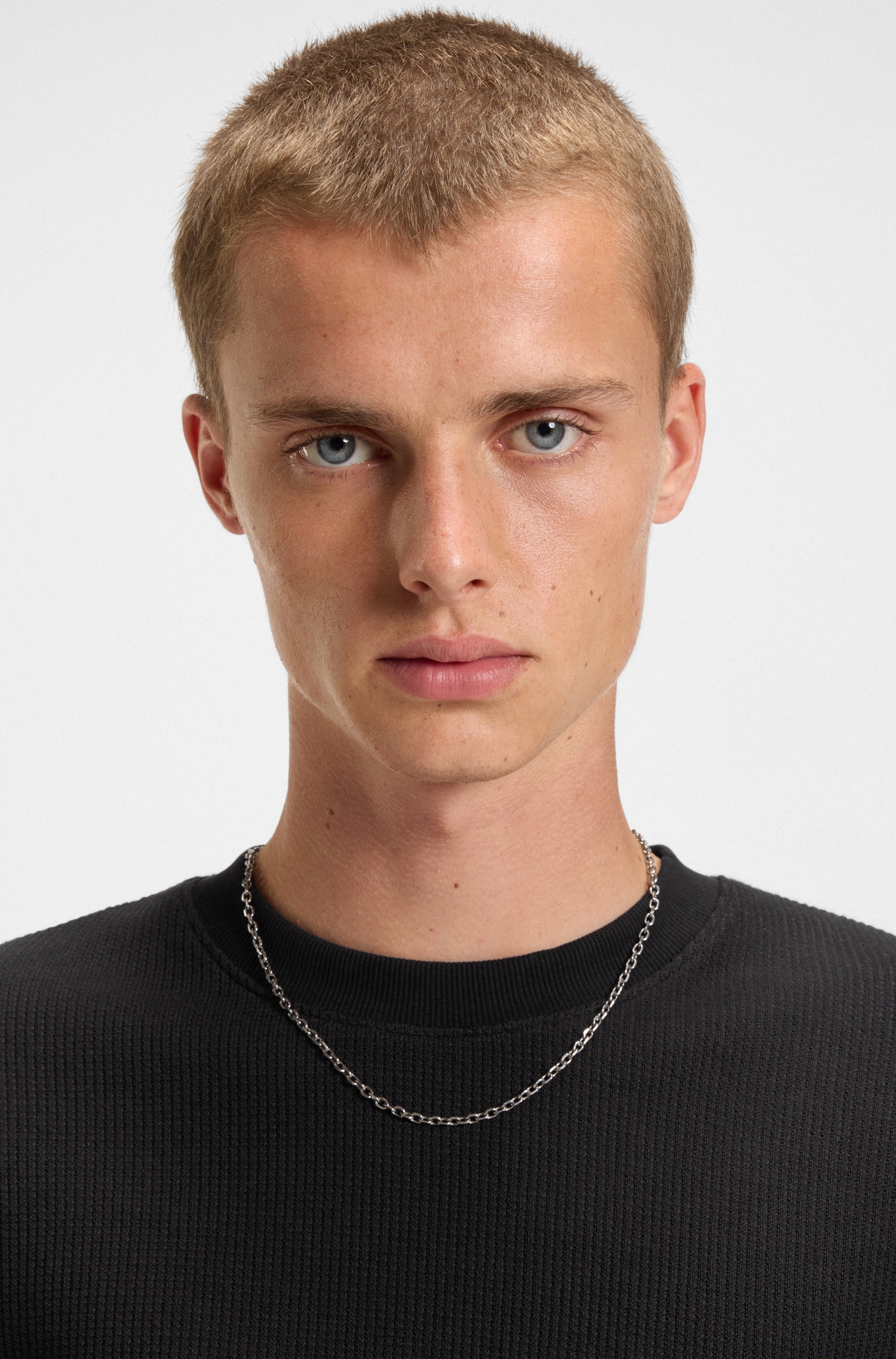 HUGO Blue Langarmshirt »Nuwolo« mit Logo-Badge