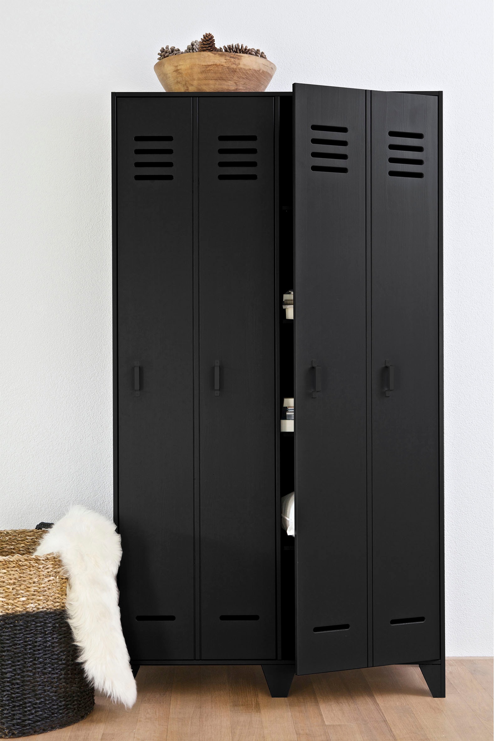 WOOOD Armoire vestiaire »Stijn FSC®-Kiefernholz mit 4-Türer-Illusion, H 187 x B 103 x T 40 cm« deux portes style casier, laqué protecteur, capacité 10 kg par étagère