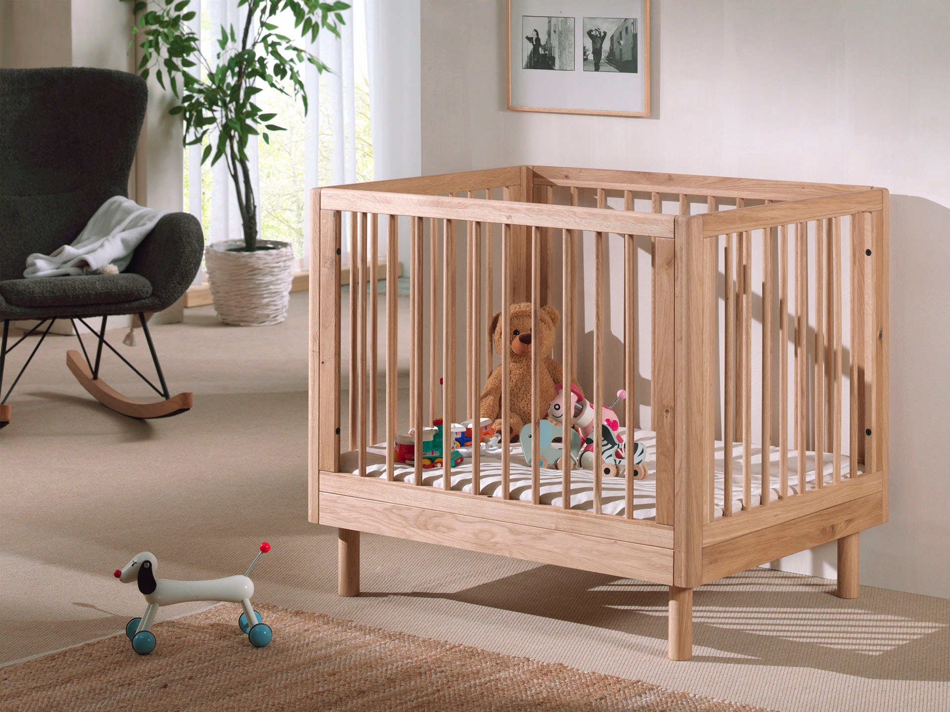 Vipack Lit d'enfant »stabil und hochwertig gebaut, Kanten gerundet, umlaufendes Gitter« 95/75 cm, incluant plaque de sol, en chêne massif huilé naturel