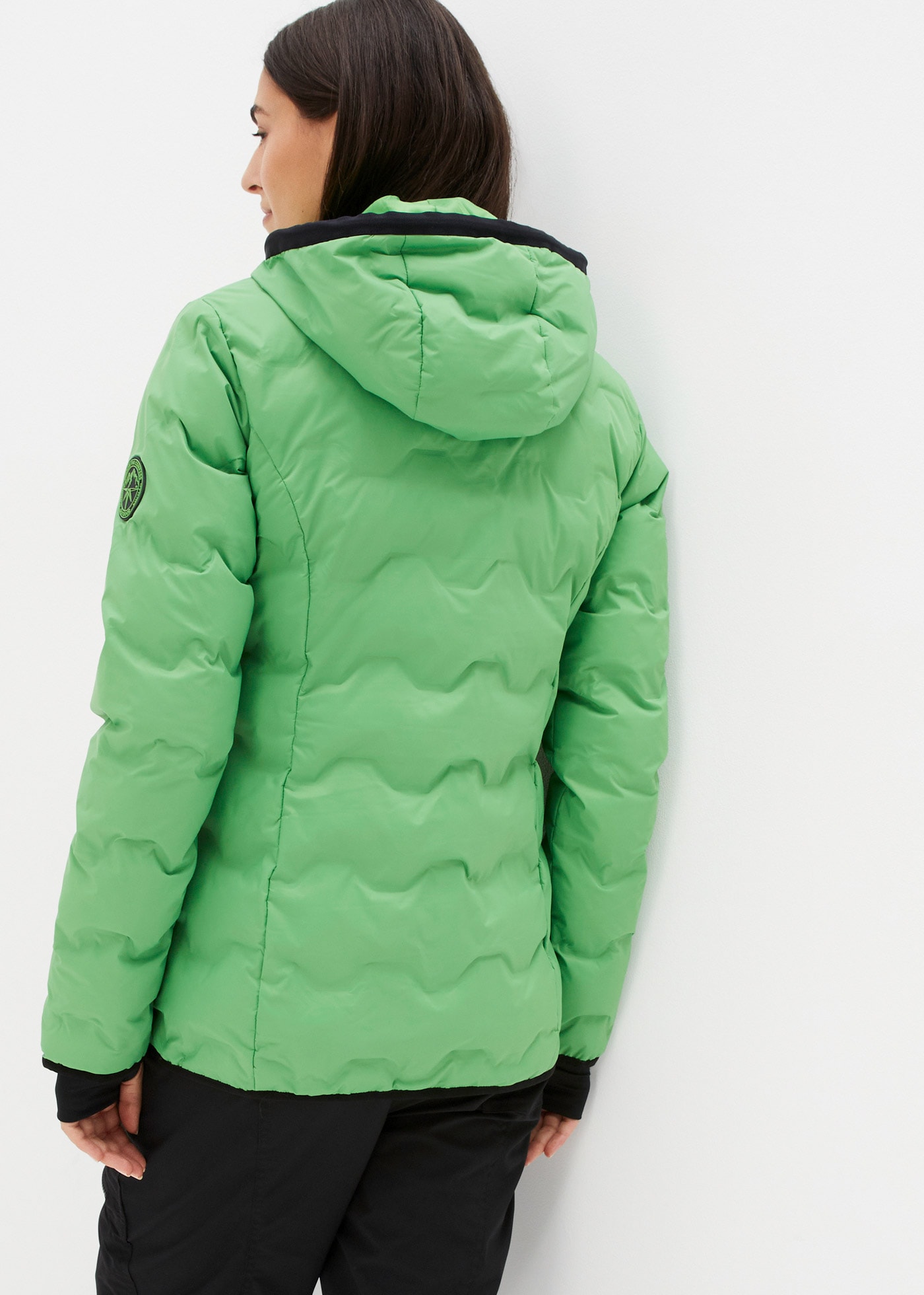 bonprix Veste fonctionnelle avec capuche étanche, avec une ouate ultralégère, couvrant les hanches