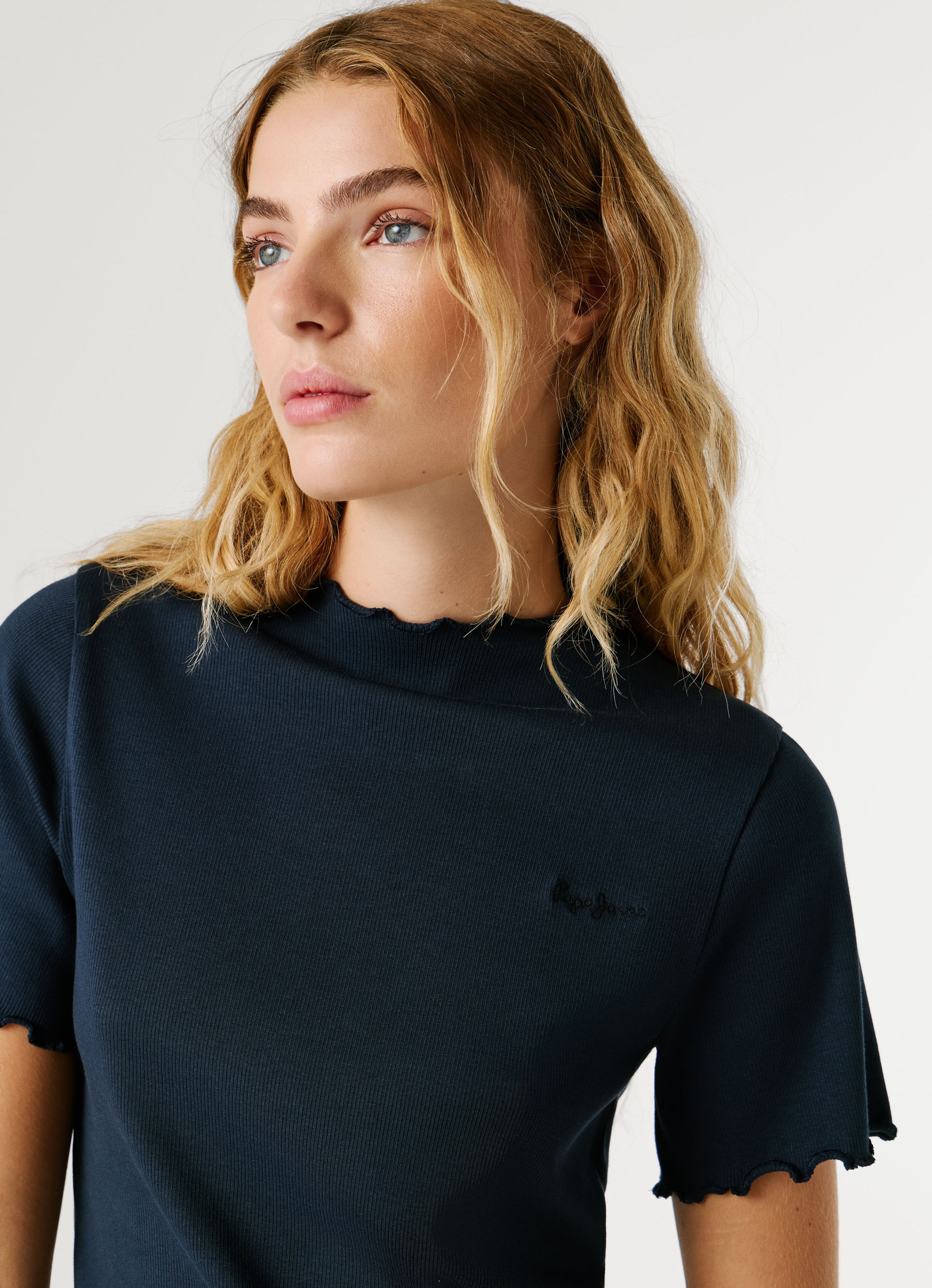 Pepe Jeans T-shirt »NORA« mit gewellten Abschlüssen