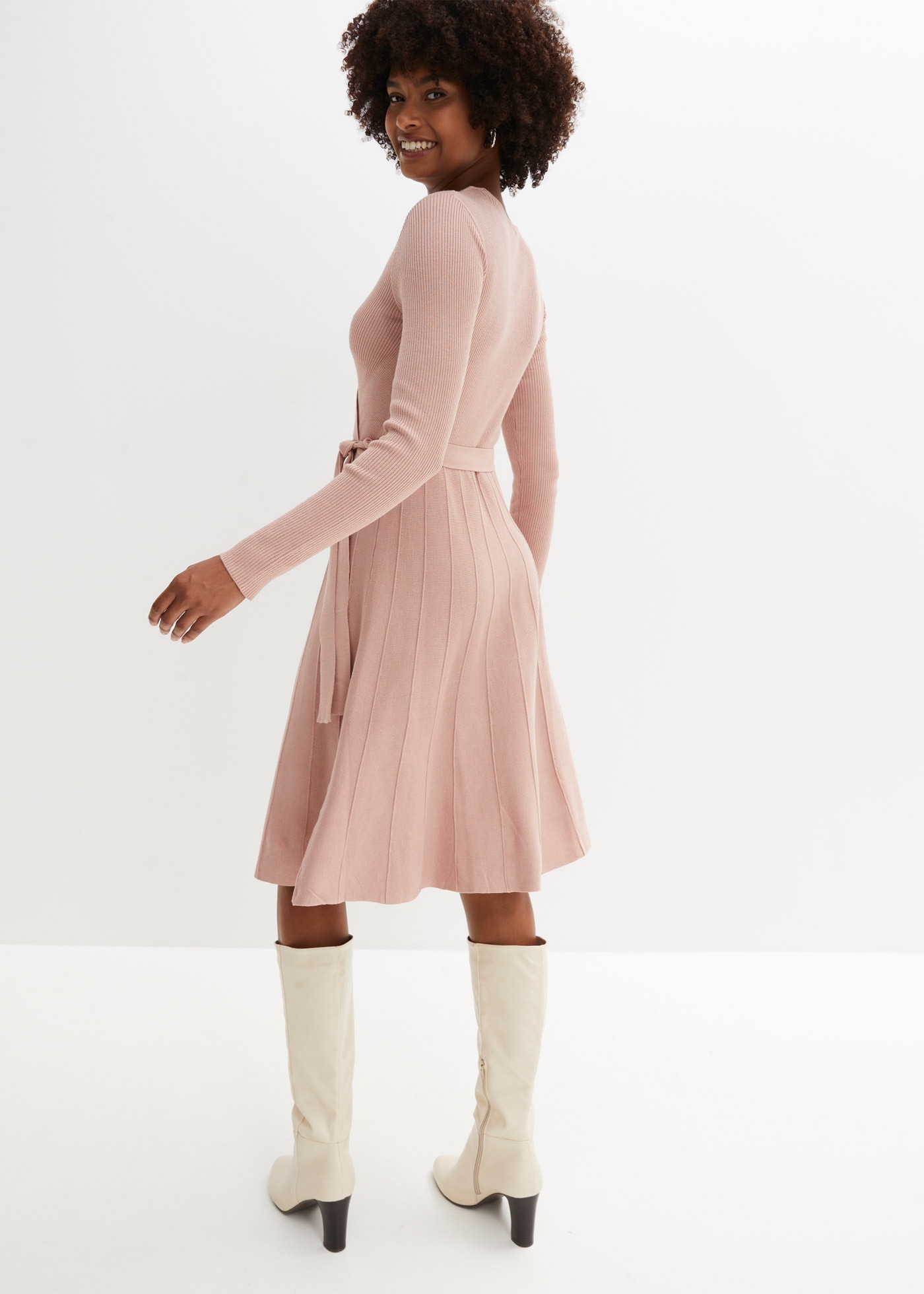 bonprix Robe en tricot aus Viskose und Polyamid, ausgestellte Passform, eleganter Stil