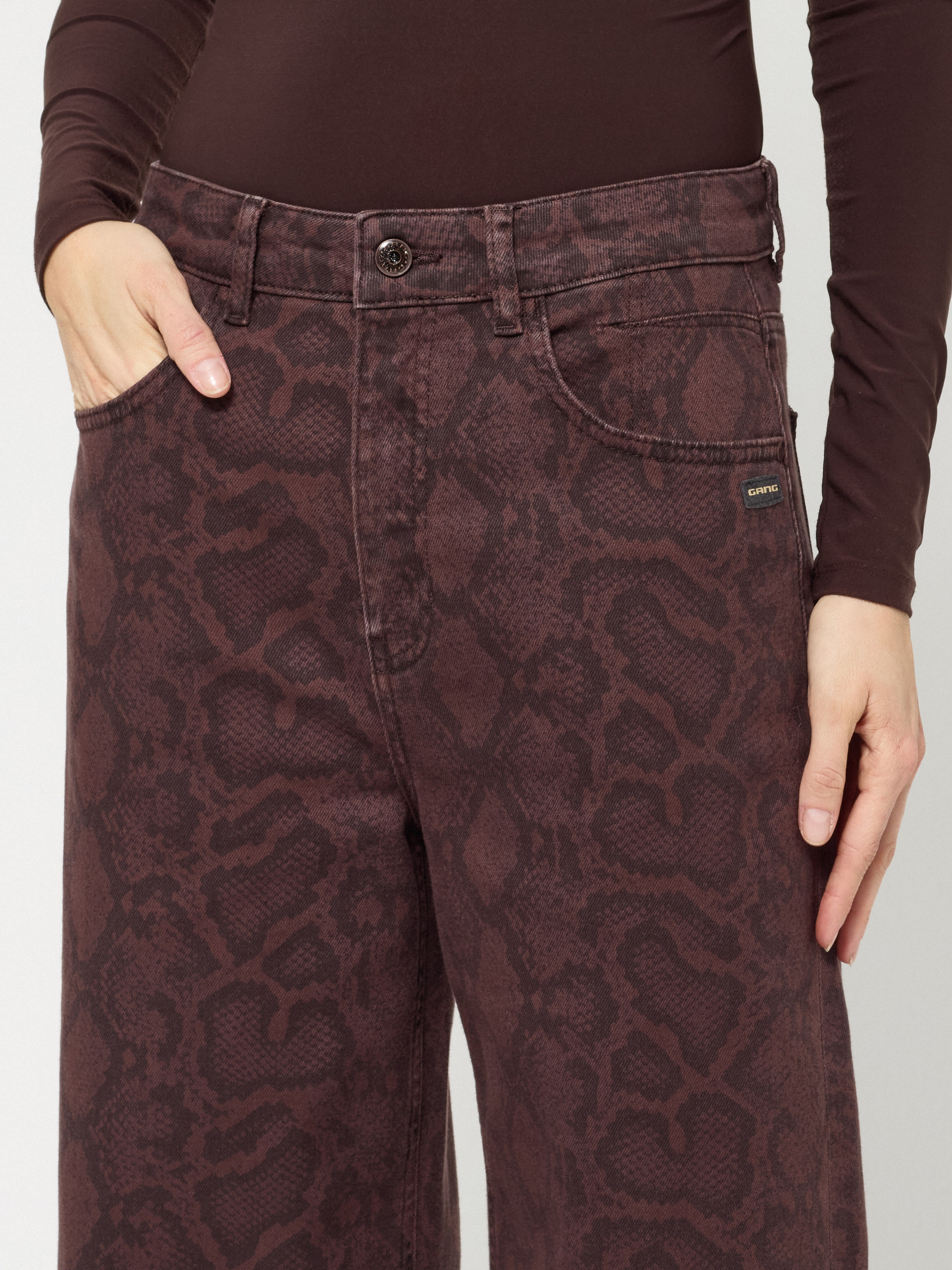 GANG Jeans loose fit »94SARINA« coupe barrel avec pinces aux genoux, imprimé serpent