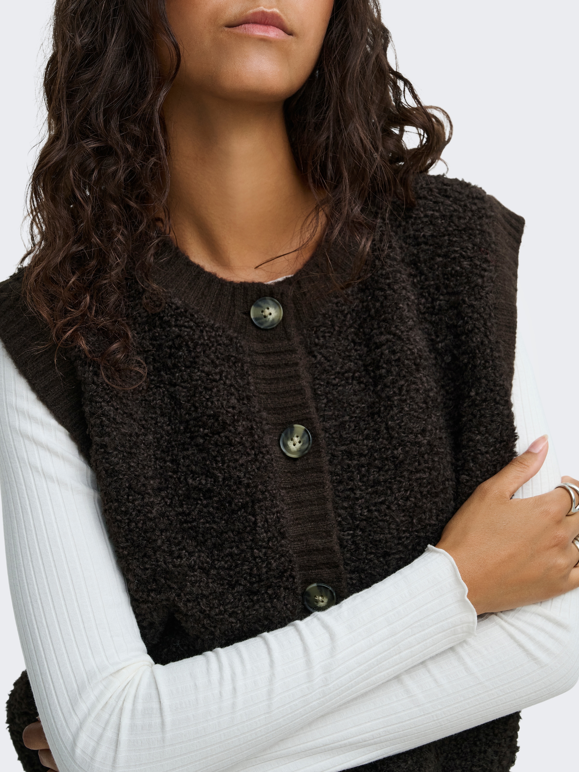 JDY Gilet tricoté »JDYEIRA LIFE S/L O-NECK BUTTON VEST KNT« Mélange de matériaux, avec laine et stretch