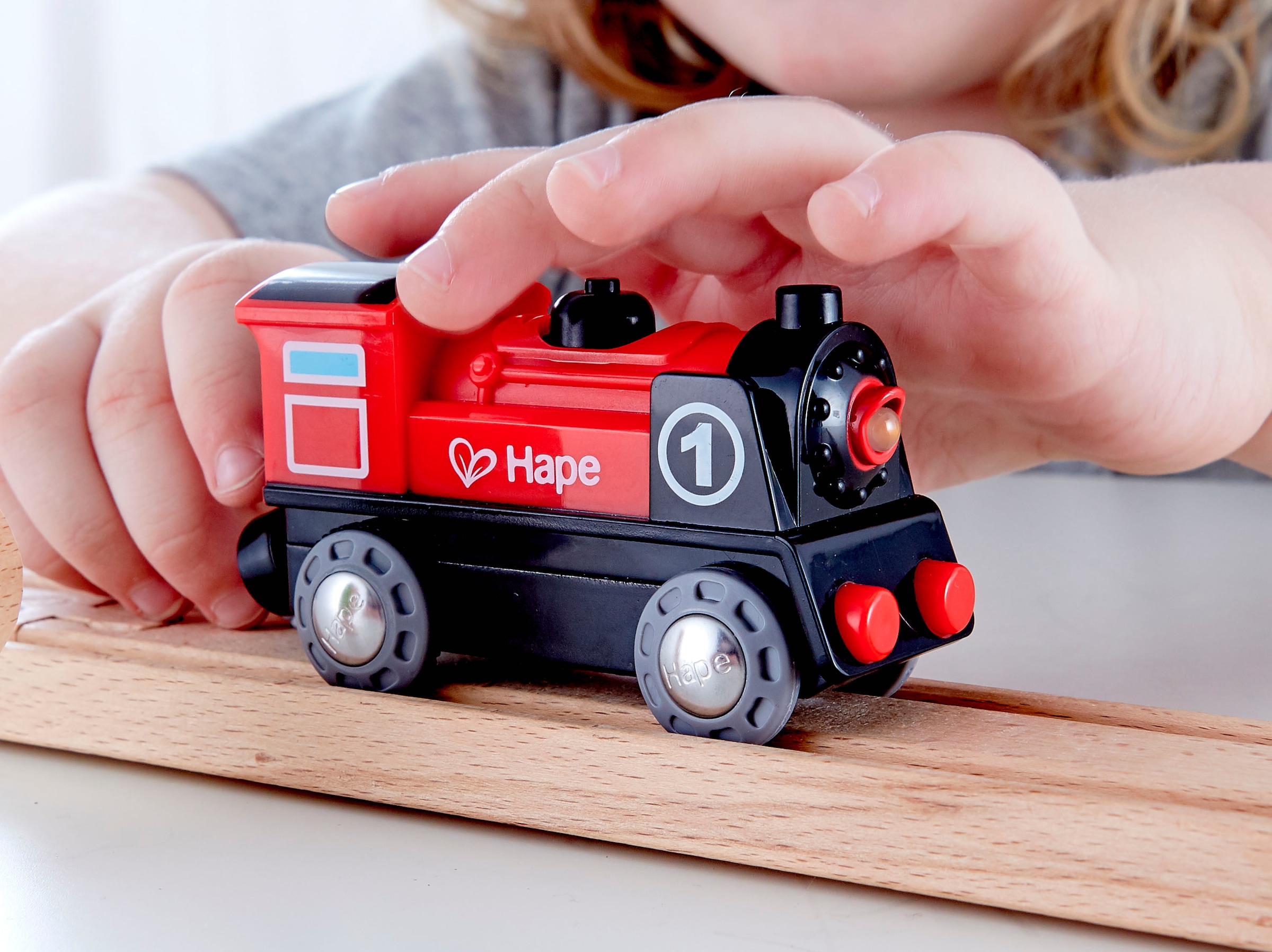 Hape Locomotive de train jouet »Batteriebetriebene Lokomotive Nr. 1« mit Licht- und Soundeffekt