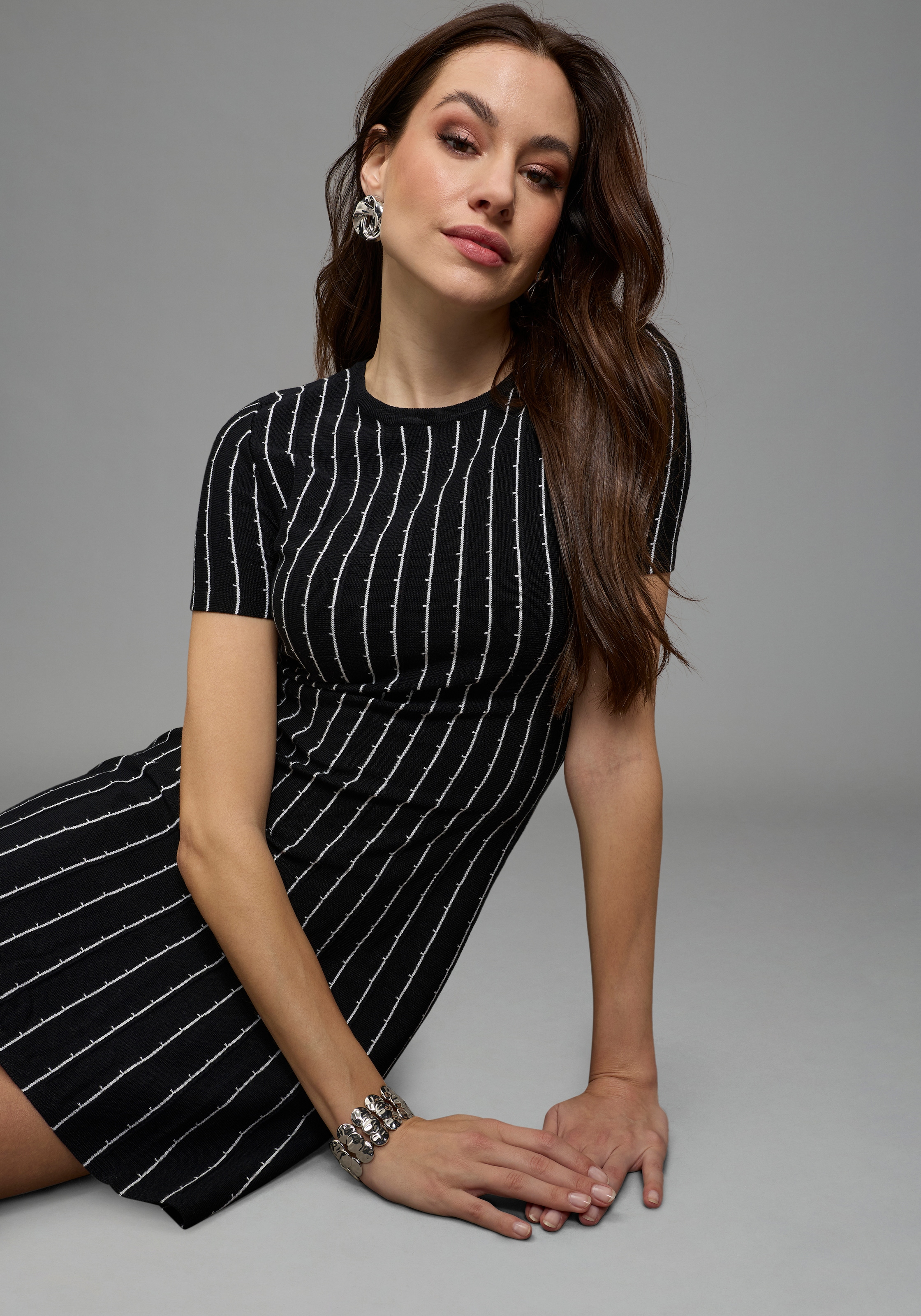 Bruno Banani Robe en tricot mit monochromen, vertikalen Streifen-Design