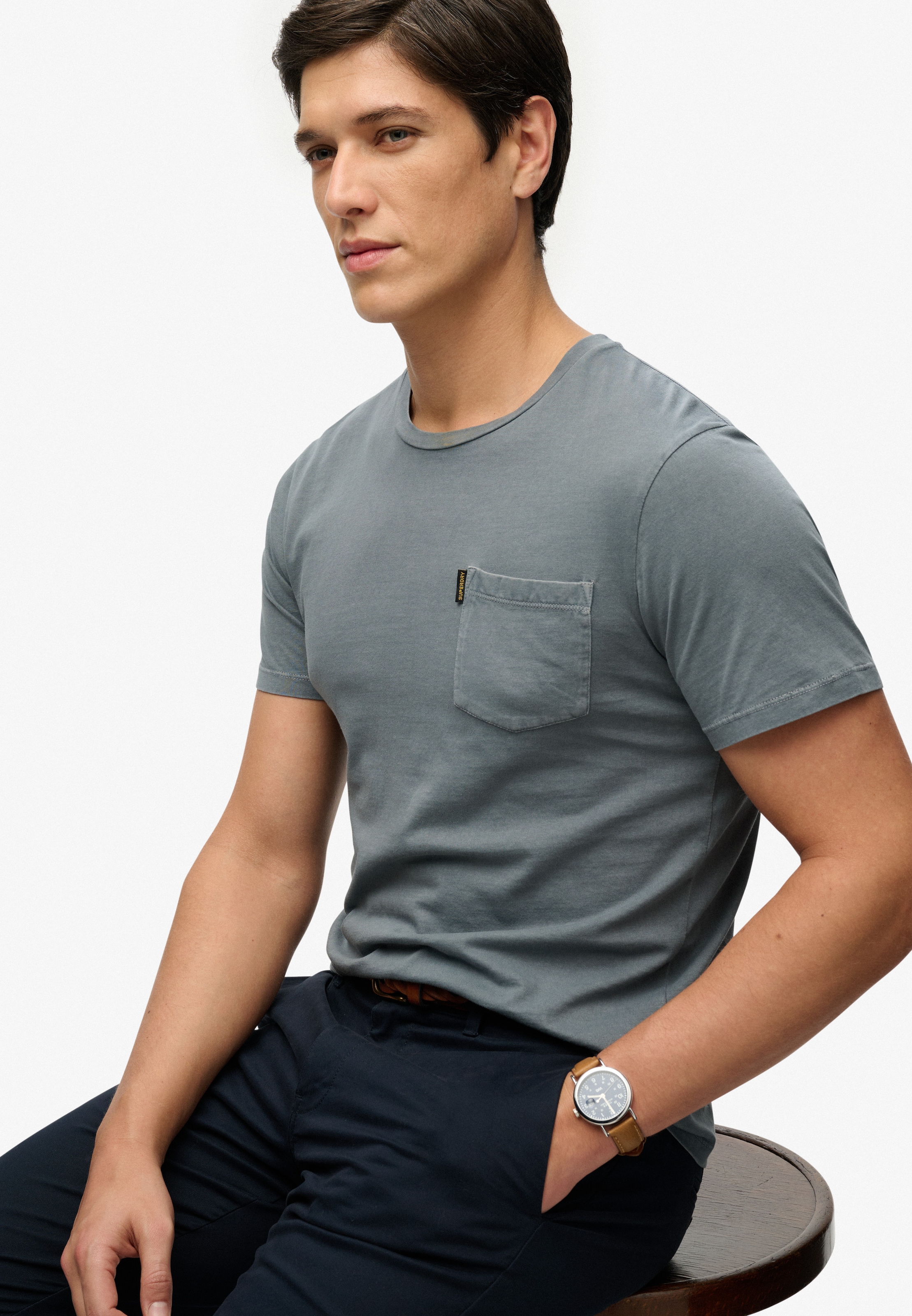 Superdry Shirt à col rond »CLASSIC ESSENTIAL POCKET TEE« mit stylischer, aufgesetzter Brusttasche