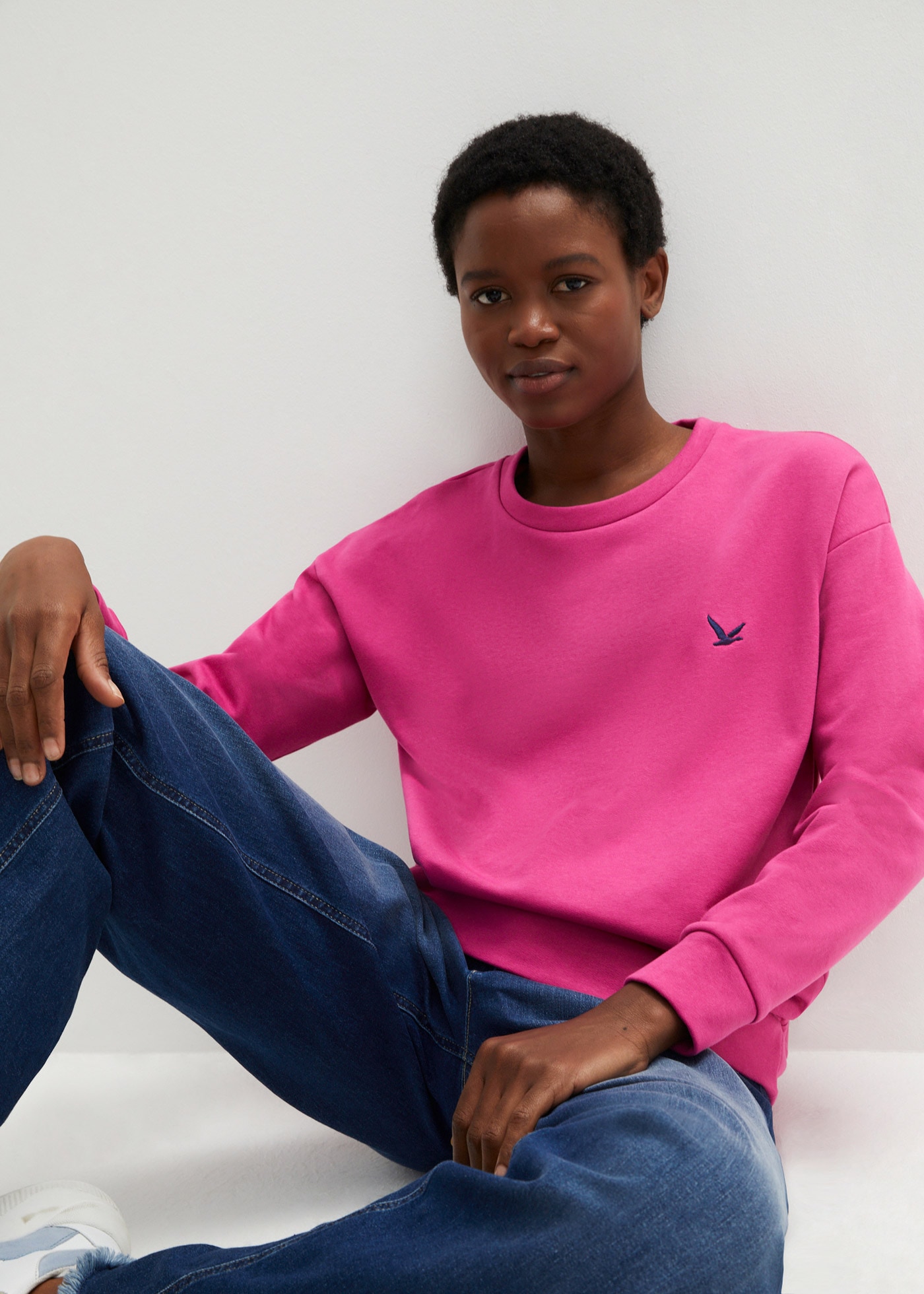 bonprix Sweatshirt »Sweatshirt mit Stickerei«, lässig geschnittene Passform, bestickte Optik, ohne Verschluss
