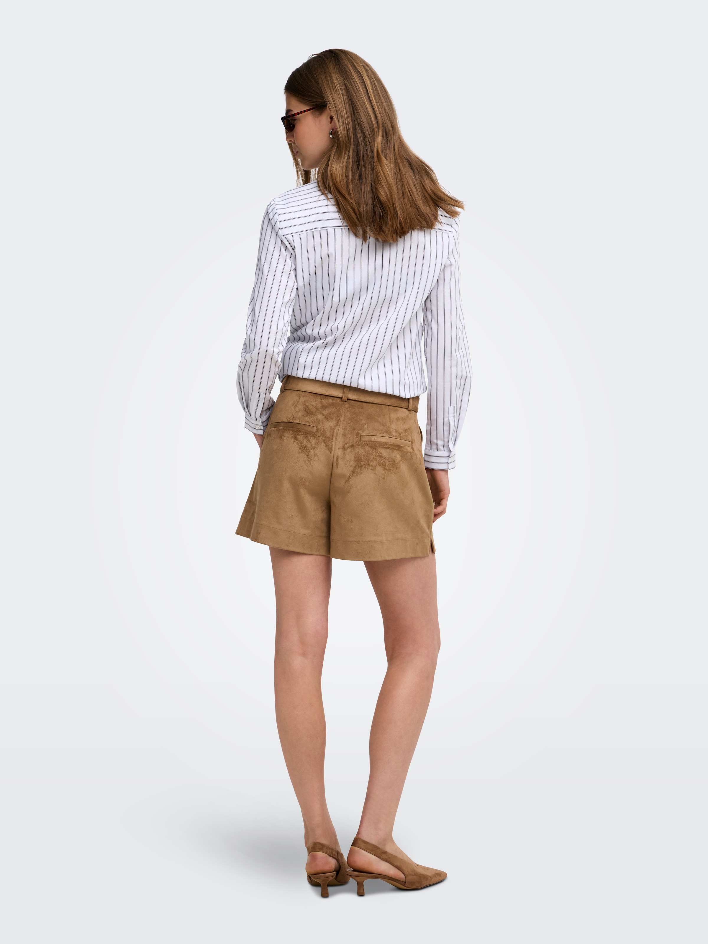 ONLY Short »ONLTAVIA HW FAUX SUEDE BELT SHORTS PNT«  mélange de matériaux, imitation daim, avec ceinture