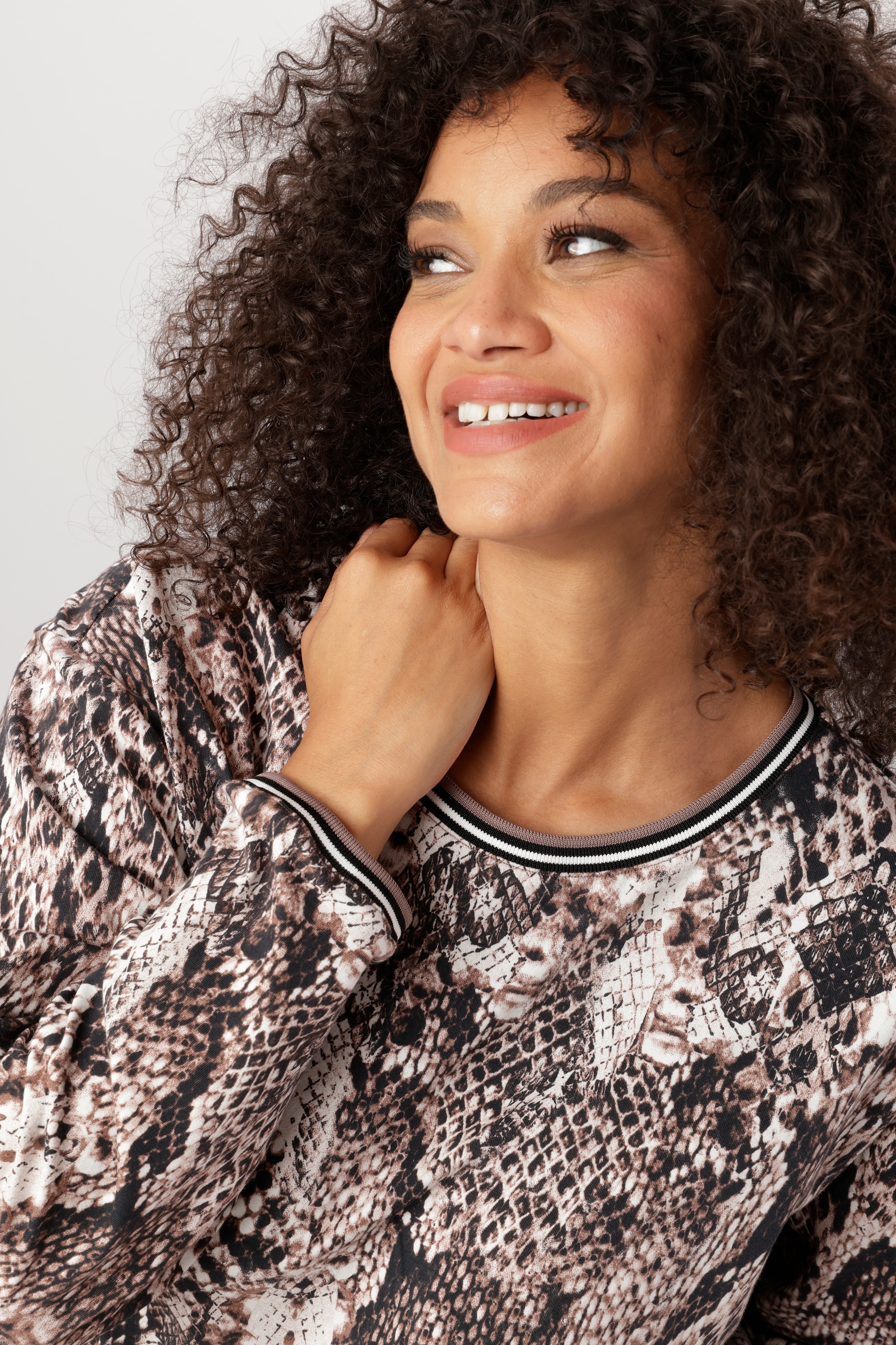 Aniston PLUS Sweatshirt , mit grossflächigem, Schlangendruck - NEUE KOLLEKTION
