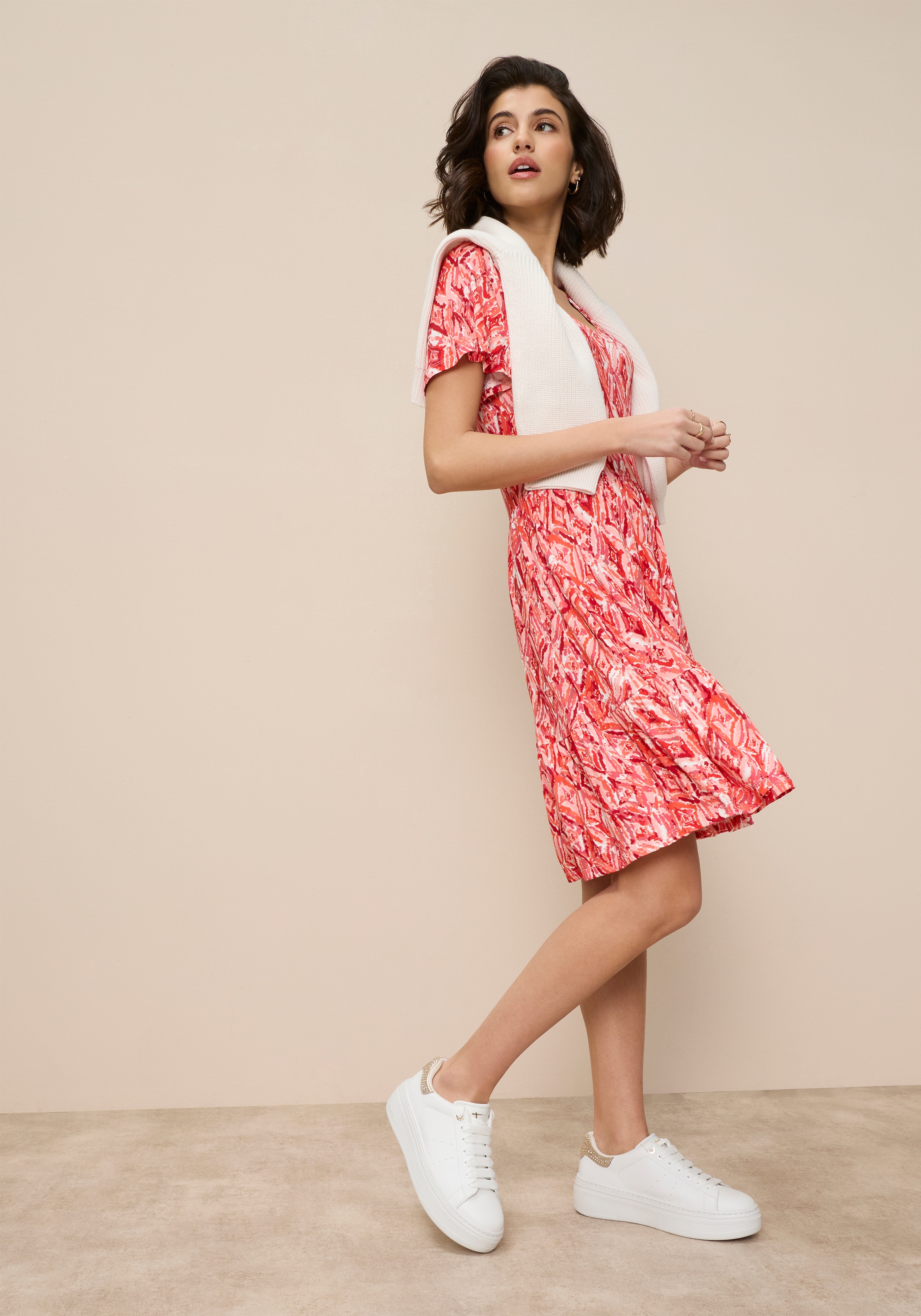 Tamaris Jerseykleid »mit figurumspielender Silhouette, leichtem Tragegefühl« mit femininen, verspielten Design, aus elastischer Viskosemischung