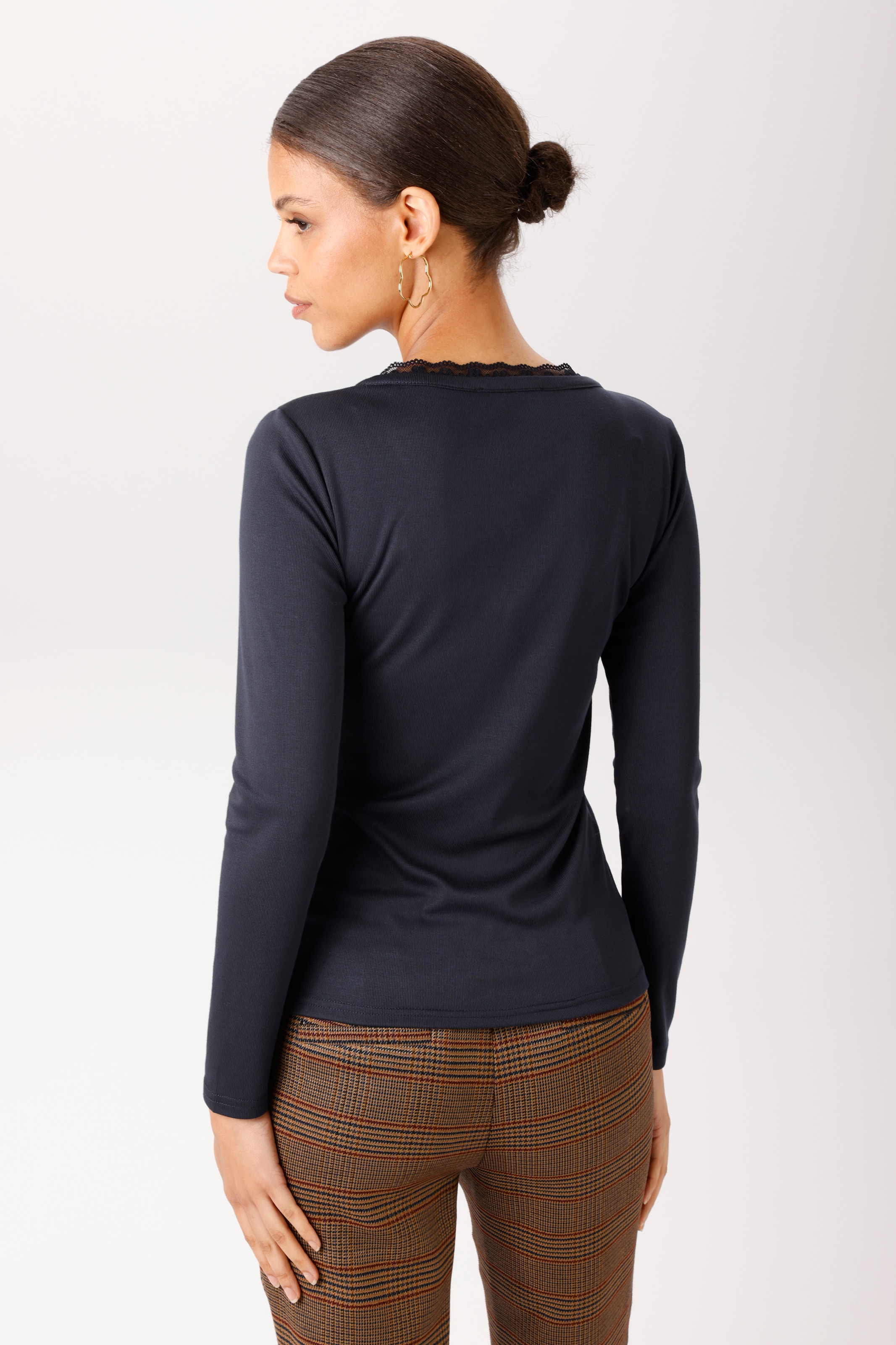 Aniston CASUAL T-shirt à manches longues avec dentelle ondulée au col rond - NOUVELLE COLLECTION