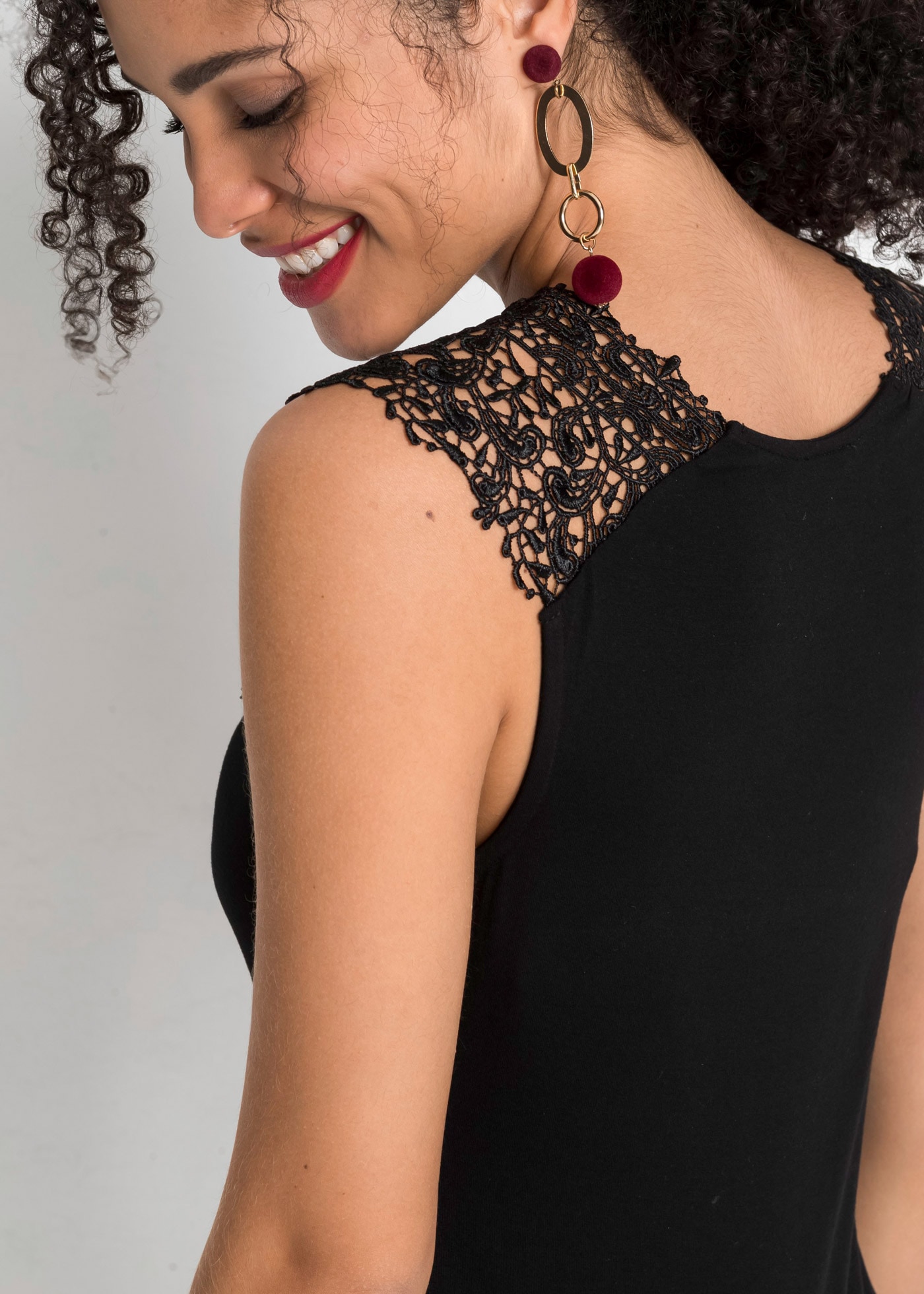 bonprix Haut de chemise »Top aus fliessendem Viskose-Mix« figurenbetonte Passform, ärmelloses Design, eleganter Stil