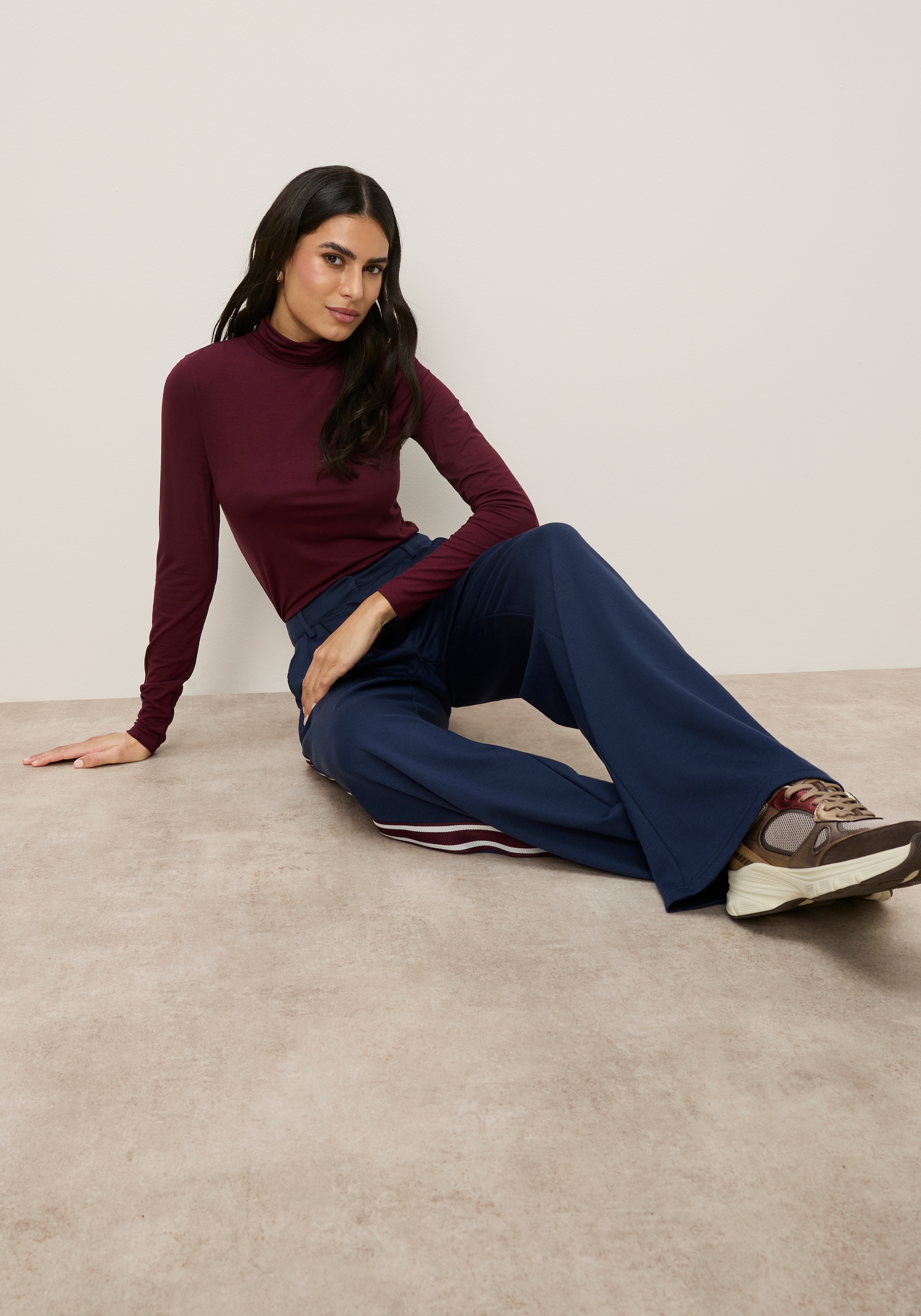Tamaris Rollkragenshirt »mit figurbetontem Schnitt, aus fliessender Viskose-Qualität« Langarm,  Basic, aus elastischem Material