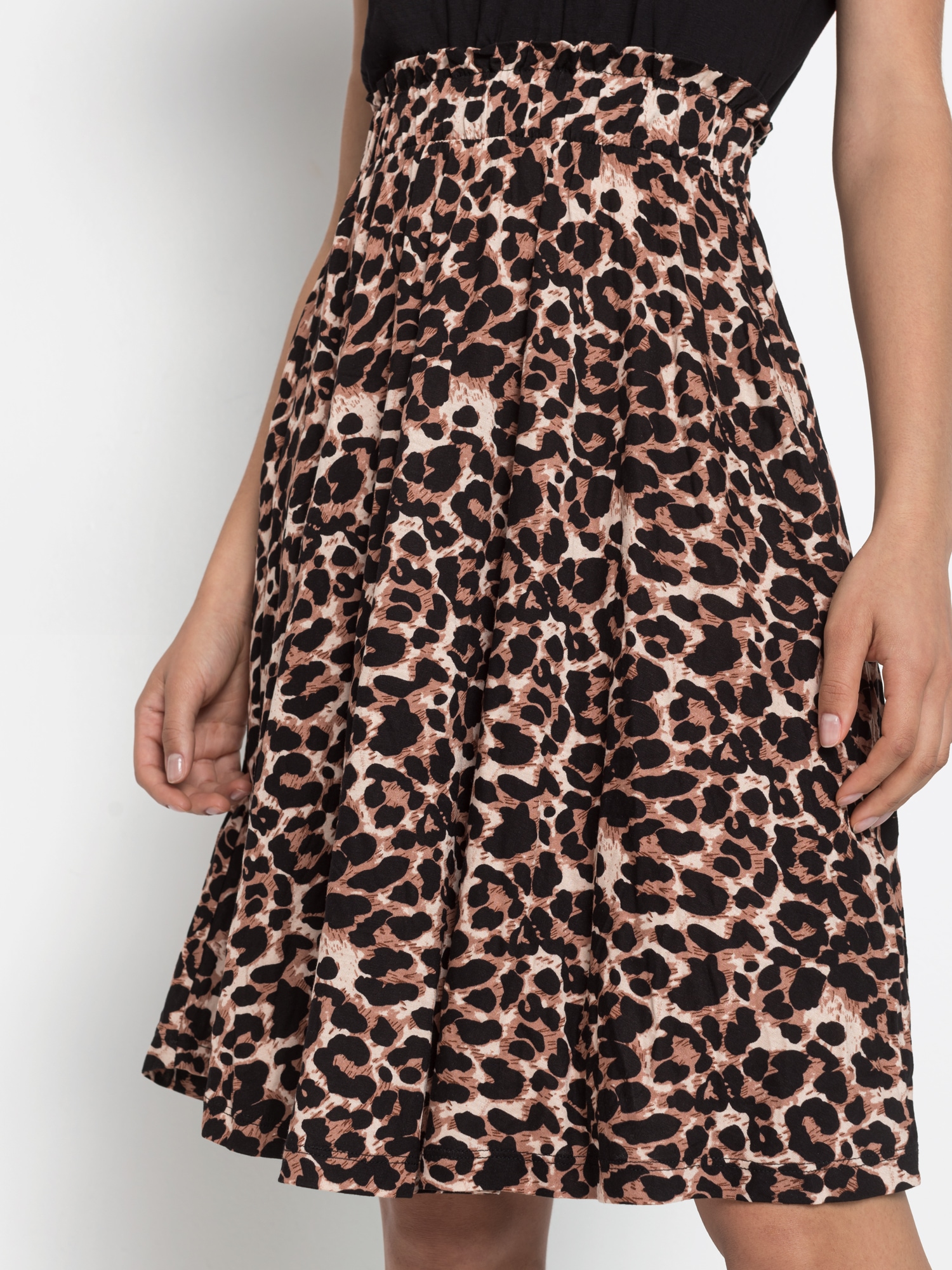 LASCANA Robe en jersey mit Gummibund und Rüschenkante in der Taille, Leoprint