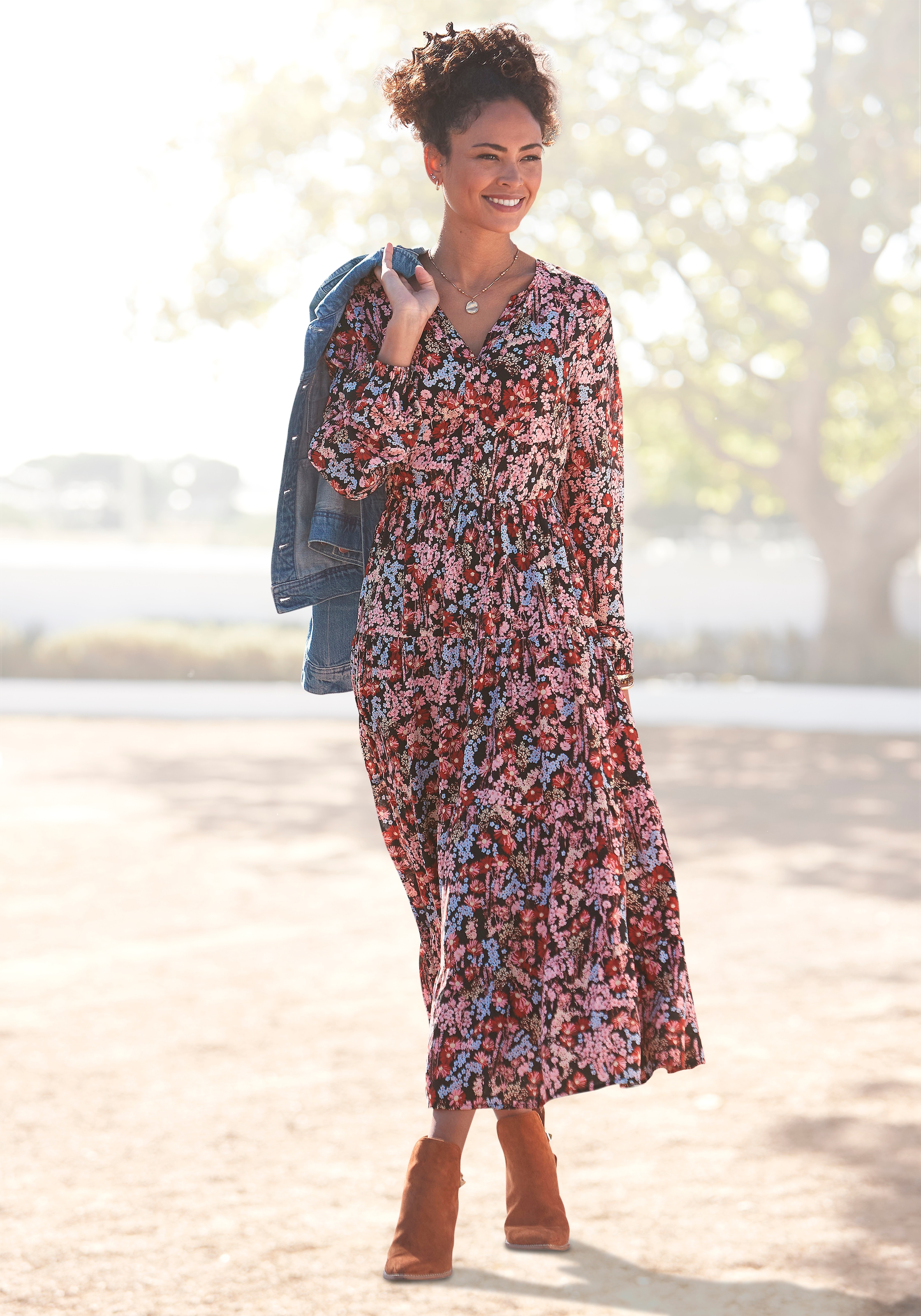 LASCANA Maxi robe »mit Blümchenprint und V-Ausschnitt aus Viskose, locker bequemer Look« Sans poches robe tissée à manches longues, robe d'été, robe caftan à la mode, robe imprimée