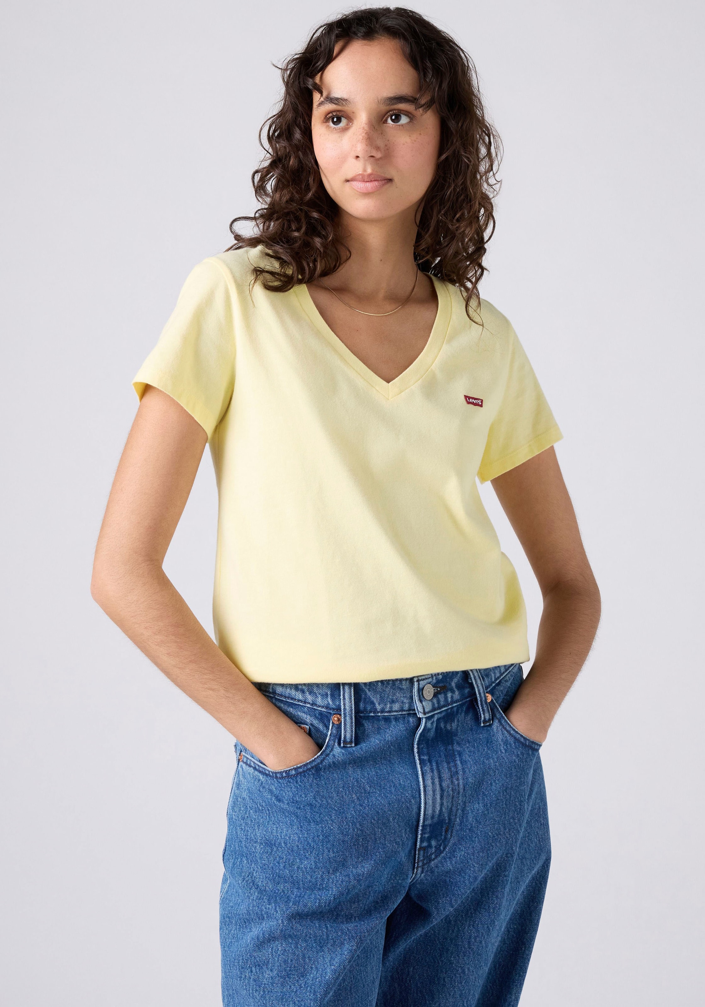 Levi's® V-Shirt »Perfect Tee« mit kleinem Batwing- Logo