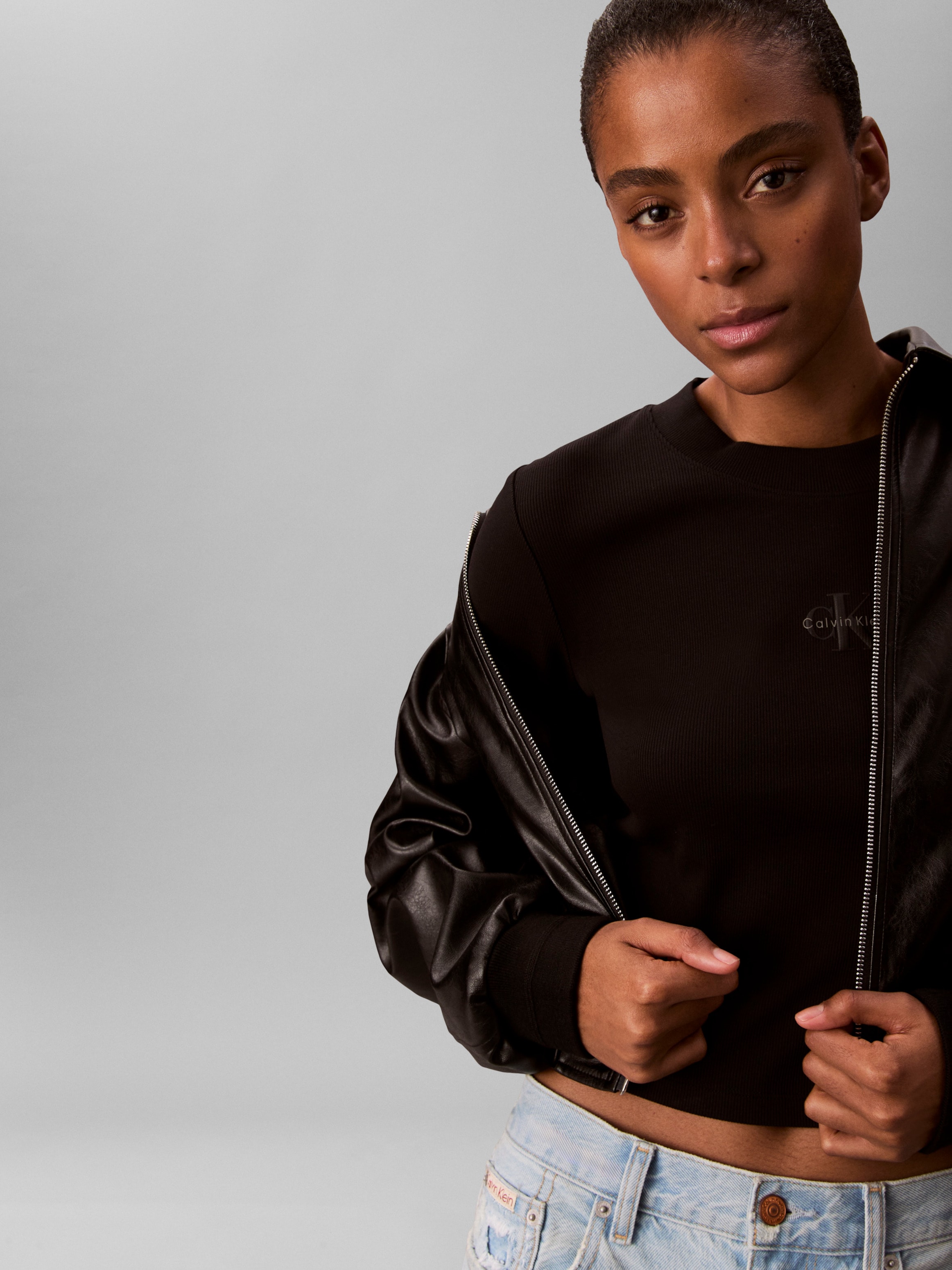 Calvin Klein Jeans T-shirt à manches longues Rundhalsausschnitt, figurbetonte Passform, Logodruck